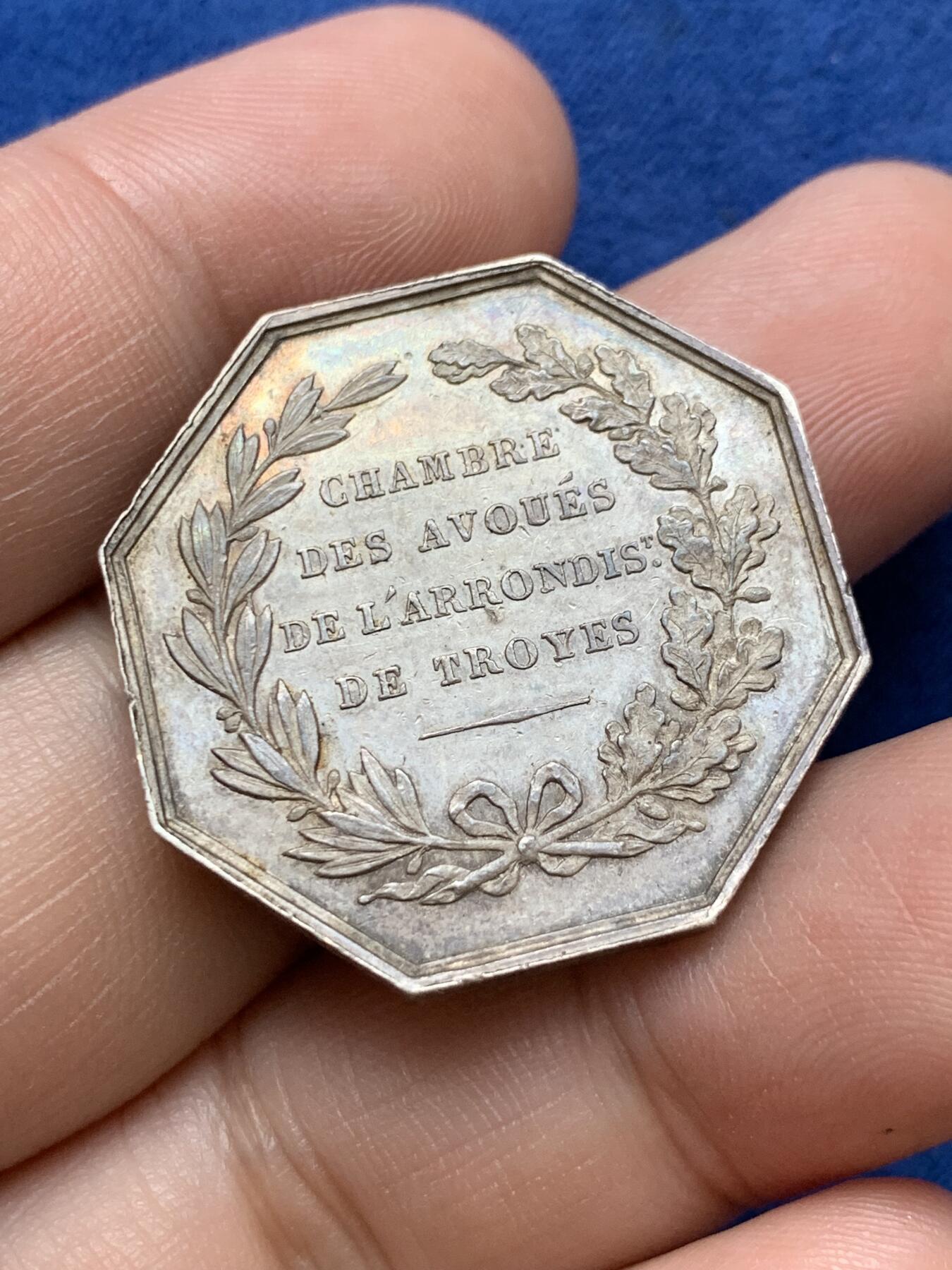 《竞宝斋》第291场- 周日，周一，周二 3场连拍 （全场包邮） 法国特鲁瓦法令协会八角银质代币，13.51g，30.5mm，手指边铭