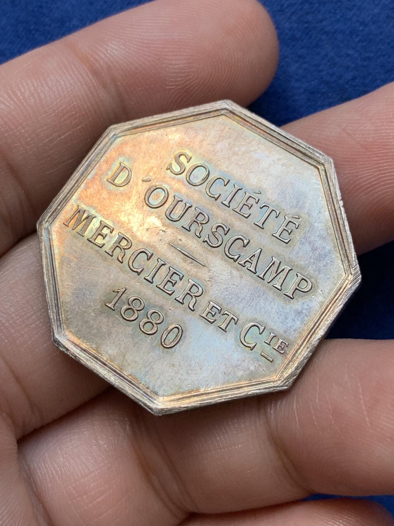 《竞宝斋》第291场- 周日，周一，周二 3场连拍 （全场包邮） 法国名誉品“我们的营地”公司八角银质代币，细节俱在，非常舒服的黄油包浆，18.07g，34.9mm，丰饶角边铭