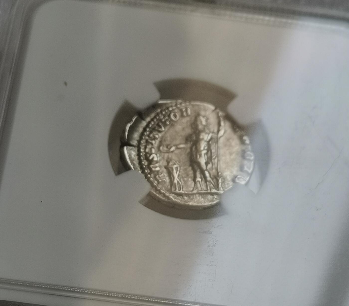 瓶子🏺第151期拍卖会  罗马帝国西勒斯公元193-211年 金砖四国	第纳里 三脚架和磨矛与帕特拉一起献祭的皇帝