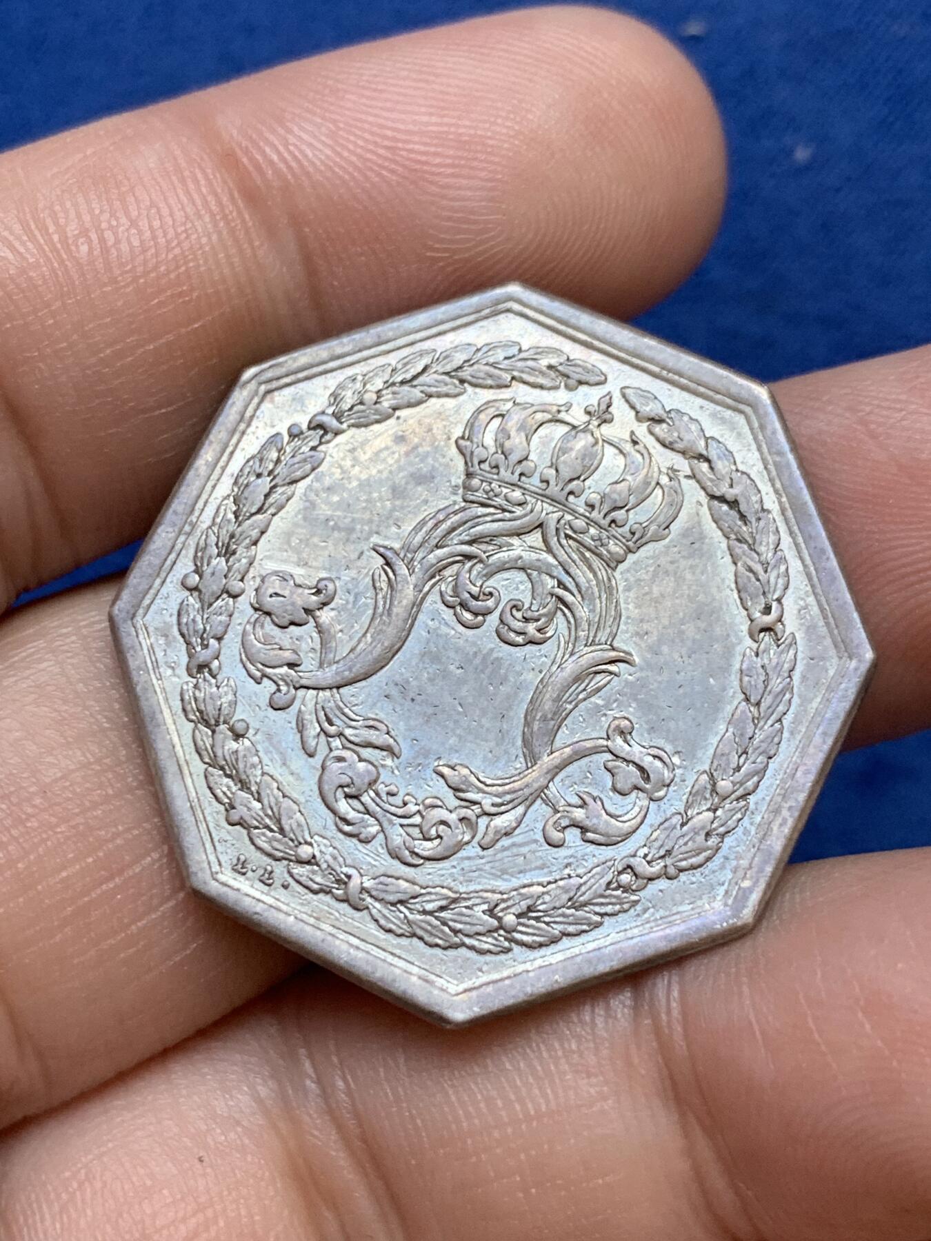 《竞宝斋》第291场- 周日，周一，周二 3场连拍 （全场包邮） 法国路易十六头像纹章八角银质代币，11.92g，32.2mm，早期无边铭