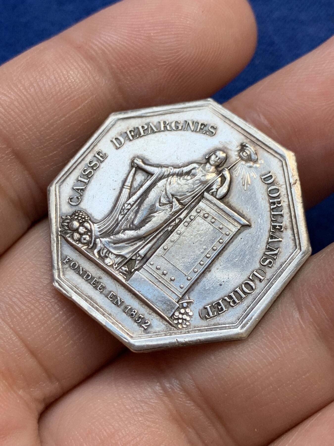 《竞宝斋》第291场- 周日，周一，周二 3场连拍 （全场包邮） 法国八角银质代币，奥尔良储蓄银行，12.16g，30.8mm，手指边铭