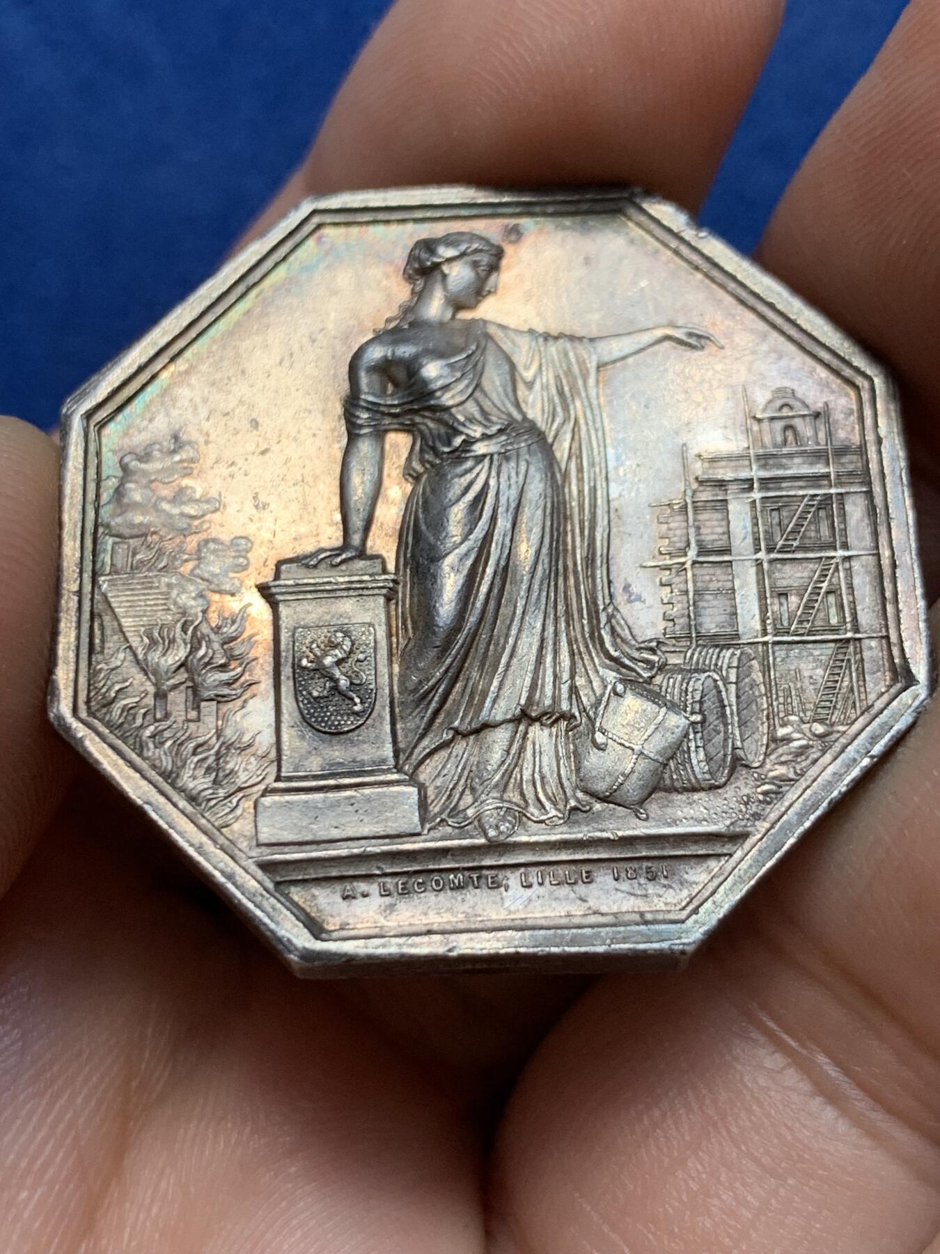 《竞宝斋》第291场- 周日，周一，周二 3场连拍 （全场包邮） 法国北部火灾保险公司八角银质代币，21.45g，35.2mm，手指边铭，高浮雕