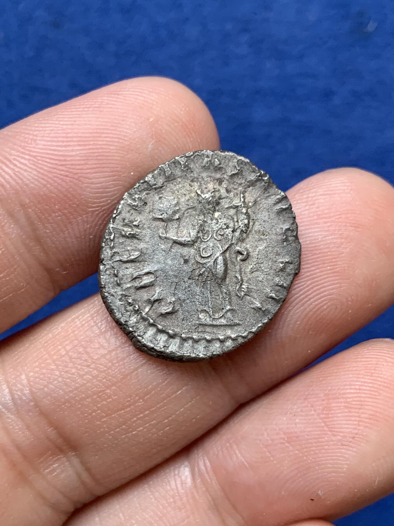 《竞宝斋》第290场- 周日，周一，周二 3场连拍 （全场包邮） 古罗马3世纪危机时期，阿拉伯人皇帝菲利普一世银币，该币属于低银，但品相不错头像清晰 3.05克