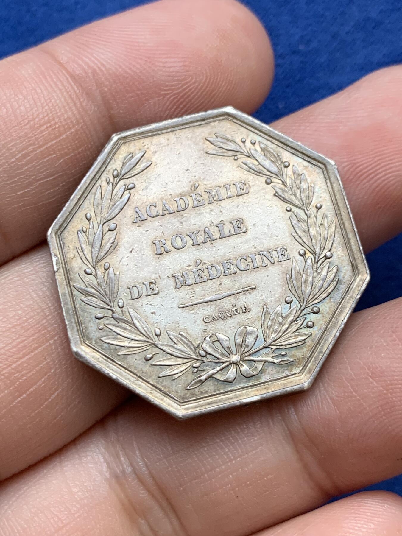 《竞宝斋》第291场- 周日，周一，周二 3场连拍 （全场包邮） 法国菲利普一世皇家医学院八角银章 原味包浆 14.3g 神灯边铭