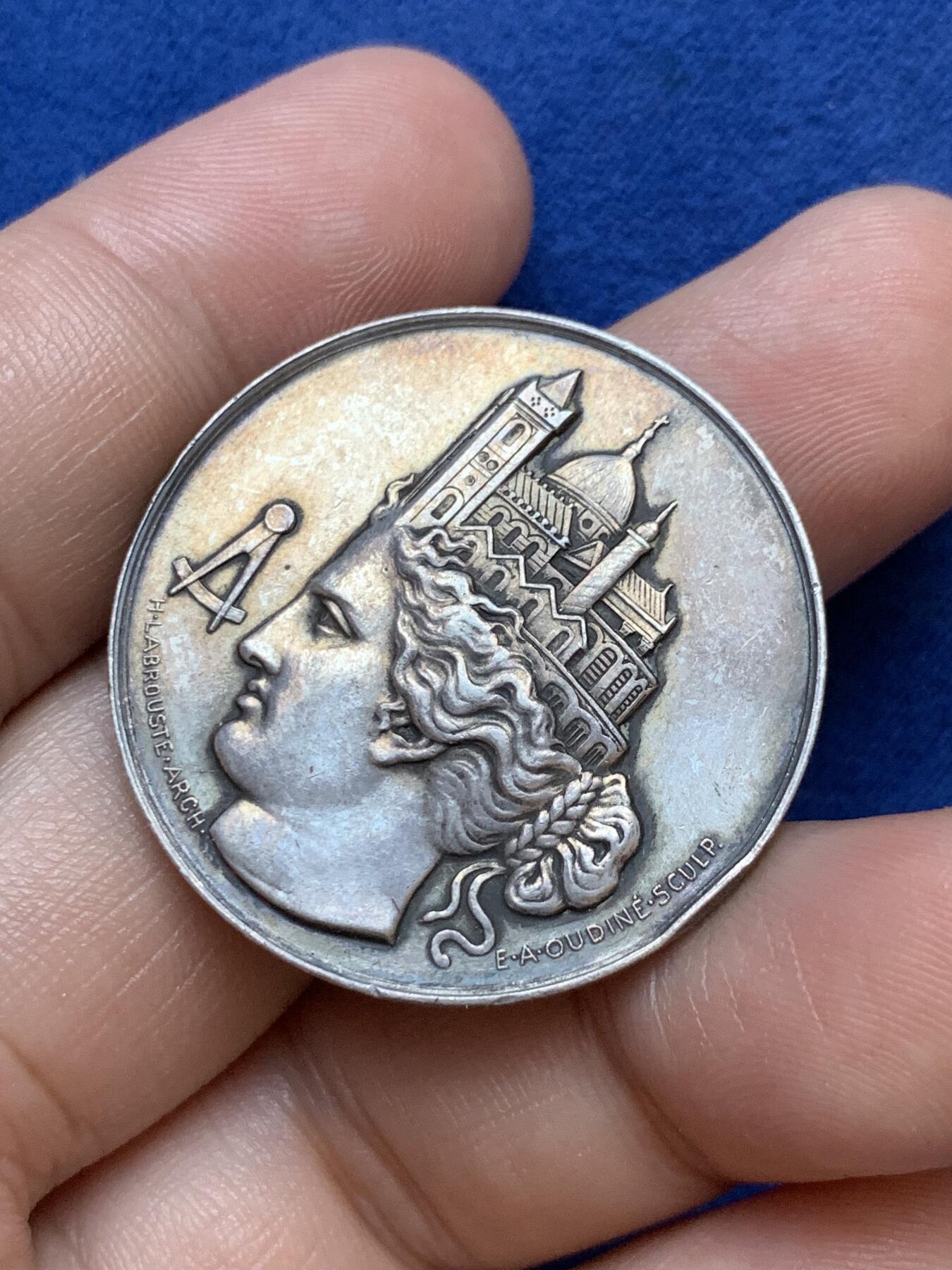 《竞宝斋》第291场- 周日，周一，周二 3场连拍 （全场包邮） 法国建筑师中央协会银质代币，14.95g，33.8mm，丰饶角边铭，3点方向有磕碰