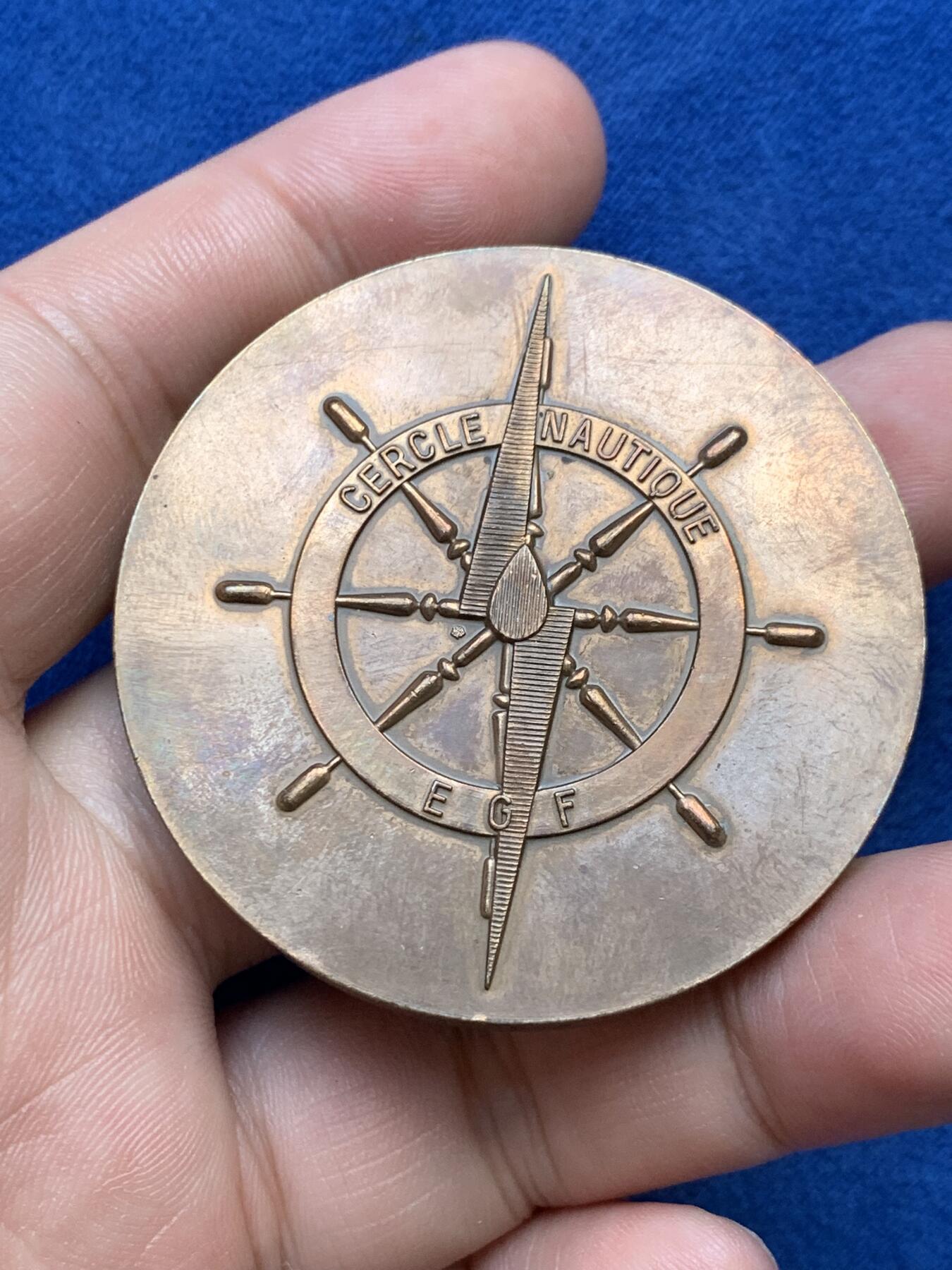 《竞宝斋》第291场- 周日，周一，周二 3场连拍 （全场包邮） 法国燃气航海圆形铜质奖章，76.04g，51mm，边铭1987+丰饶角铜标