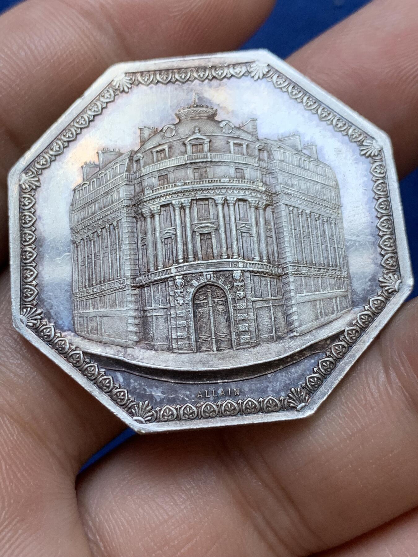 《竞宝斋》第291场- 周日，周一，周二 3场连拍 （全场包邮） 法国1863年巴黎歌剧院广场存款和活期账户公司八角银jeton，37.7mm，22.74克，蜜蜂+ARGENT边铭