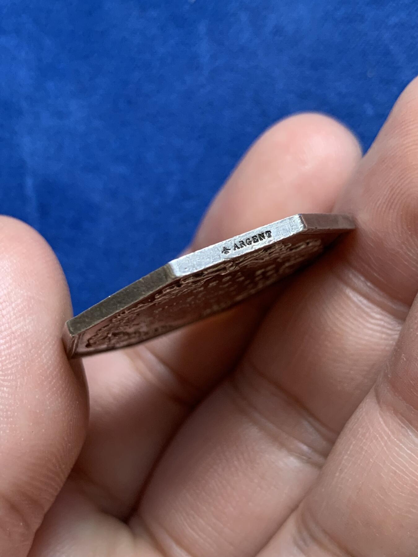 《竞宝斋》第291场- 周日，周一，周二 3场连拍 （全场包邮） 法国1824塞纳河药剂师协会八角代用银币 13.9克 蜜蜂边铭