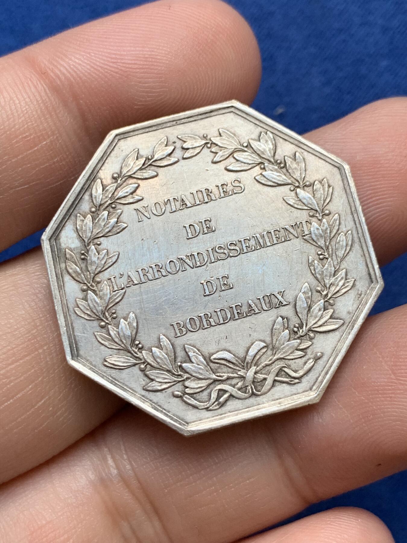 《竞宝斋》第291场- 周日，周一，周二 3场连拍 （全场包邮） 法国八角银质代币，波尔多公证人，17.67g，33.5mm，手指边铭