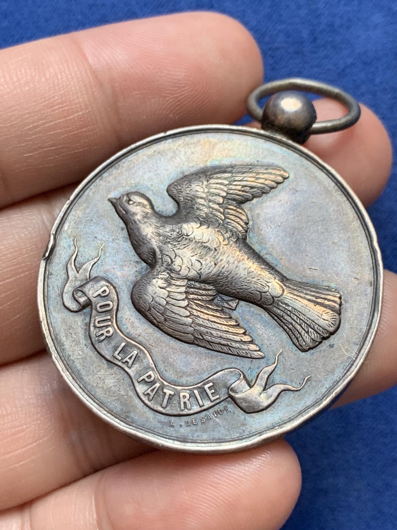 《竞宝斋》第291场- 周日，周一，周二 3场连拍 （全场包邮） 法国鸽子协会银章，铭文：为了祖国，37.53g，41.8mm，丰饶角边铭