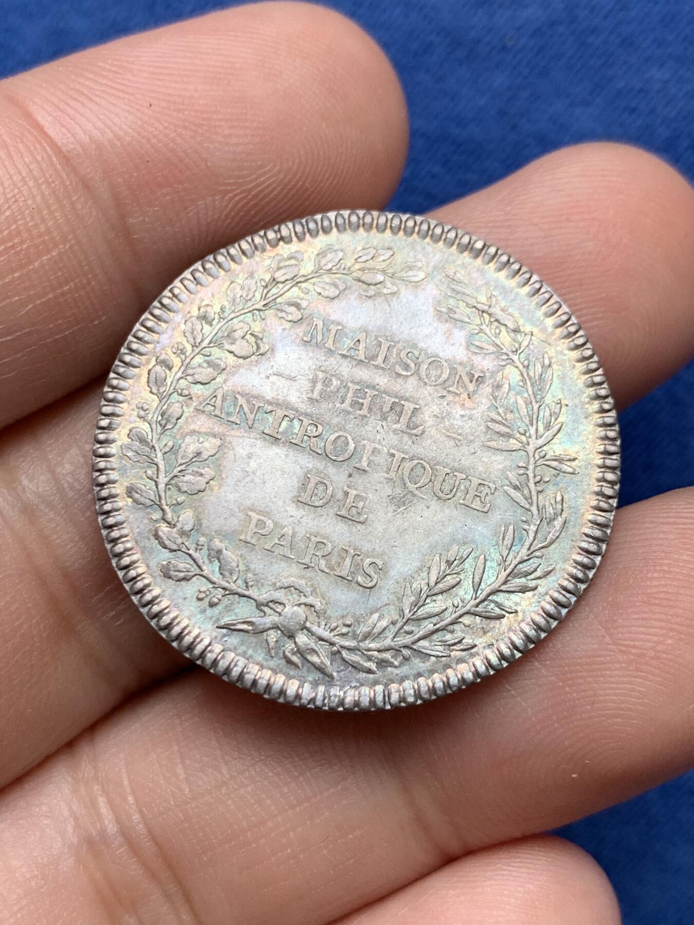 《竞宝斋》第291场- 周日，周一，周二 3场连拍 （全场包邮） 法国1781年巴黎共济会慈善院银质代币，8.20g，30.3mm