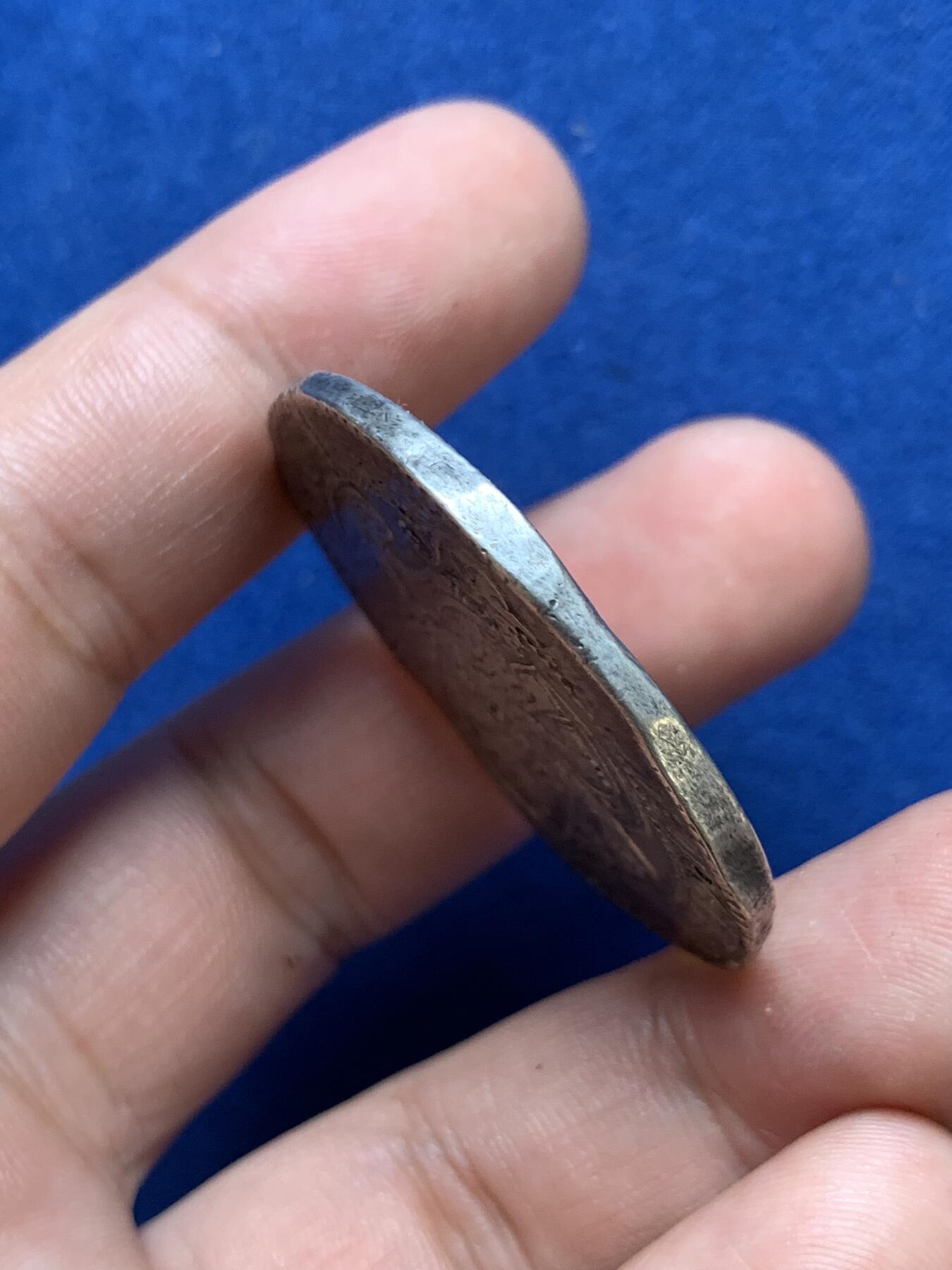 《竞宝斋》第290场- 周日，周一，周二 3场连拍 （全场包邮） 荷兰1616狮洋大银币 正面是站立大狮子 背面是戎装武士 武士人脸清晰 非常难得