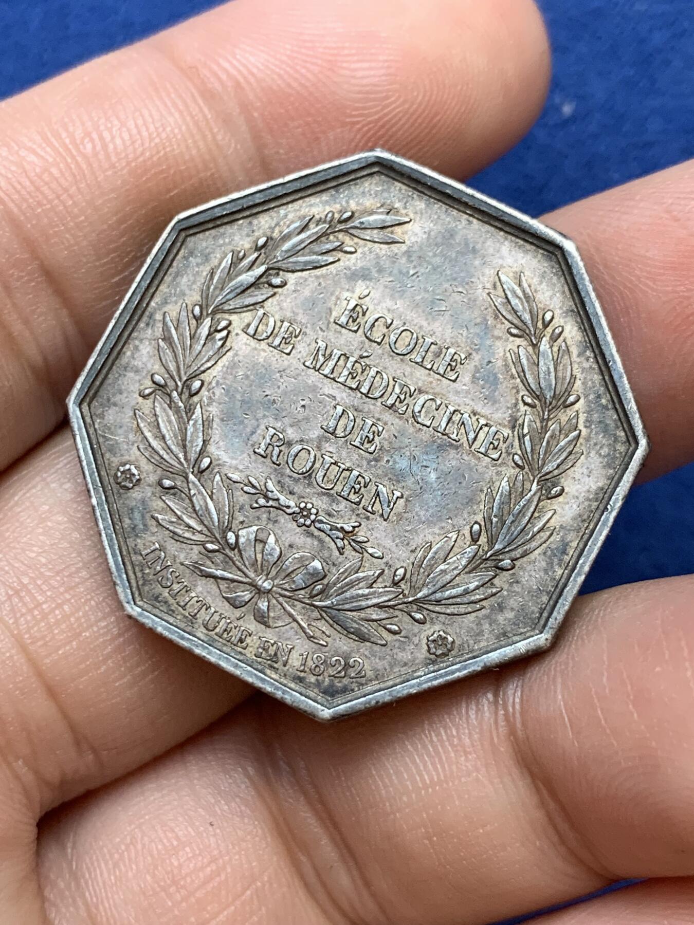 《竞宝斋》第291场- 周日，周一，周二 3场连拍 （全场包邮） 法国医疗八角银章 直径32mm 重19.6克 早期油灯边铭 黑漆包浆 厚重版