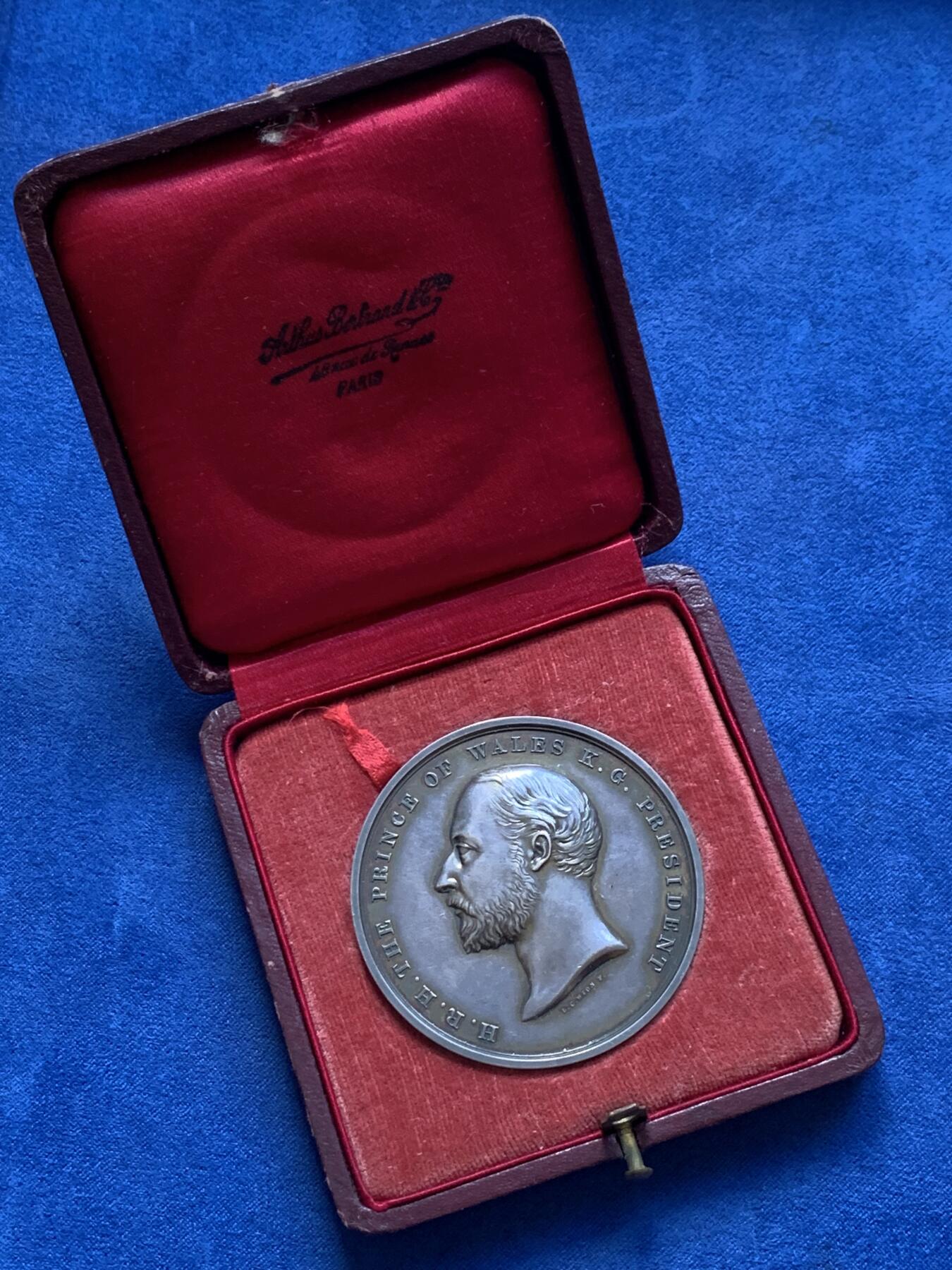 《竞宝斋》第291场- 周日，周一，周二 3场连拍 （全场包邮） 英国伦敦城市行业协会银章，威尔士亲王，未来的爱德华七世，74.85g，51.3mm