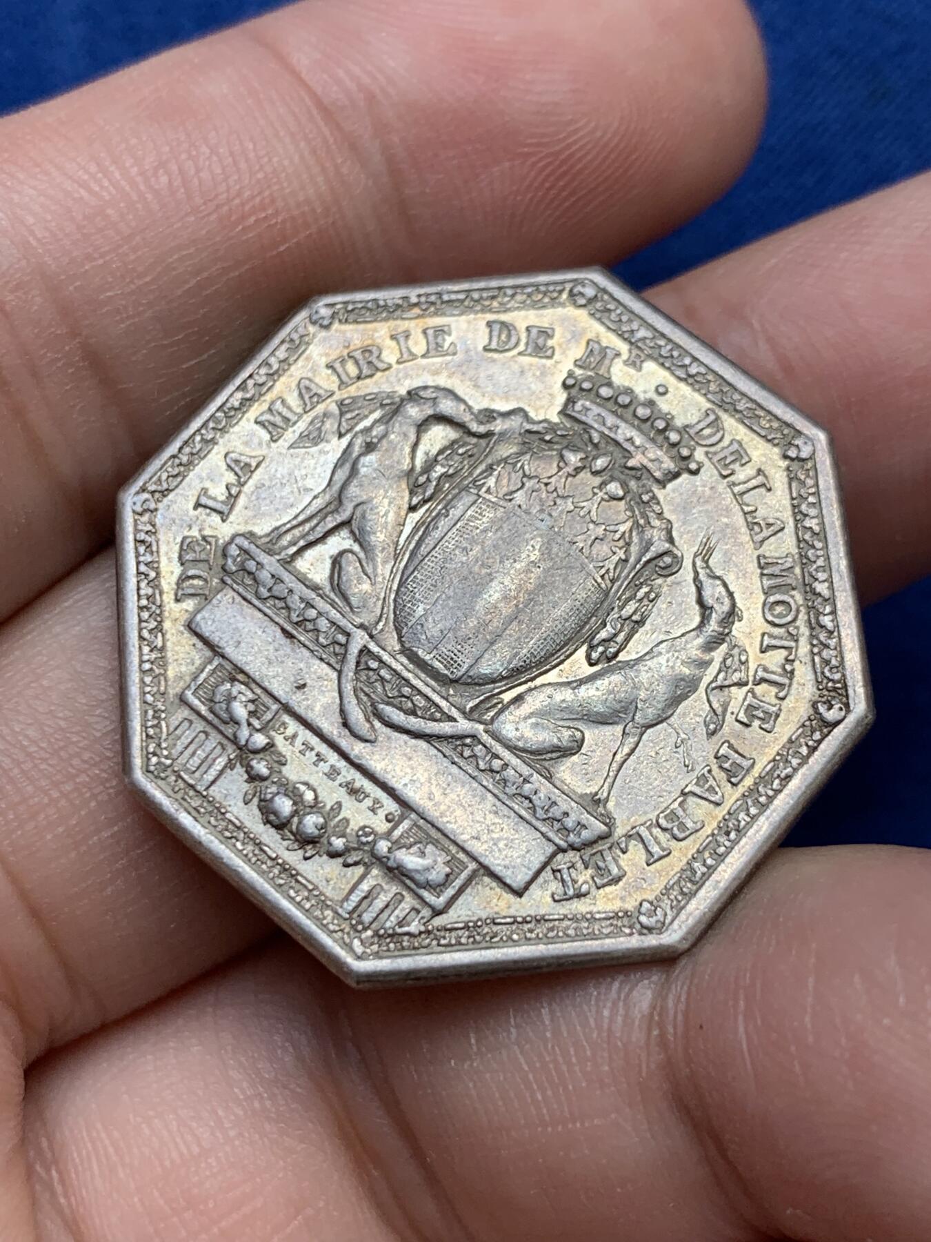 《竞宝斋》第291场- 周日，周一，周二 3场连拍 （全场包邮） 法国布列塔尼雷恩市市长盾徽八角银质代币，13.76g，32.2mm，早期无边铭