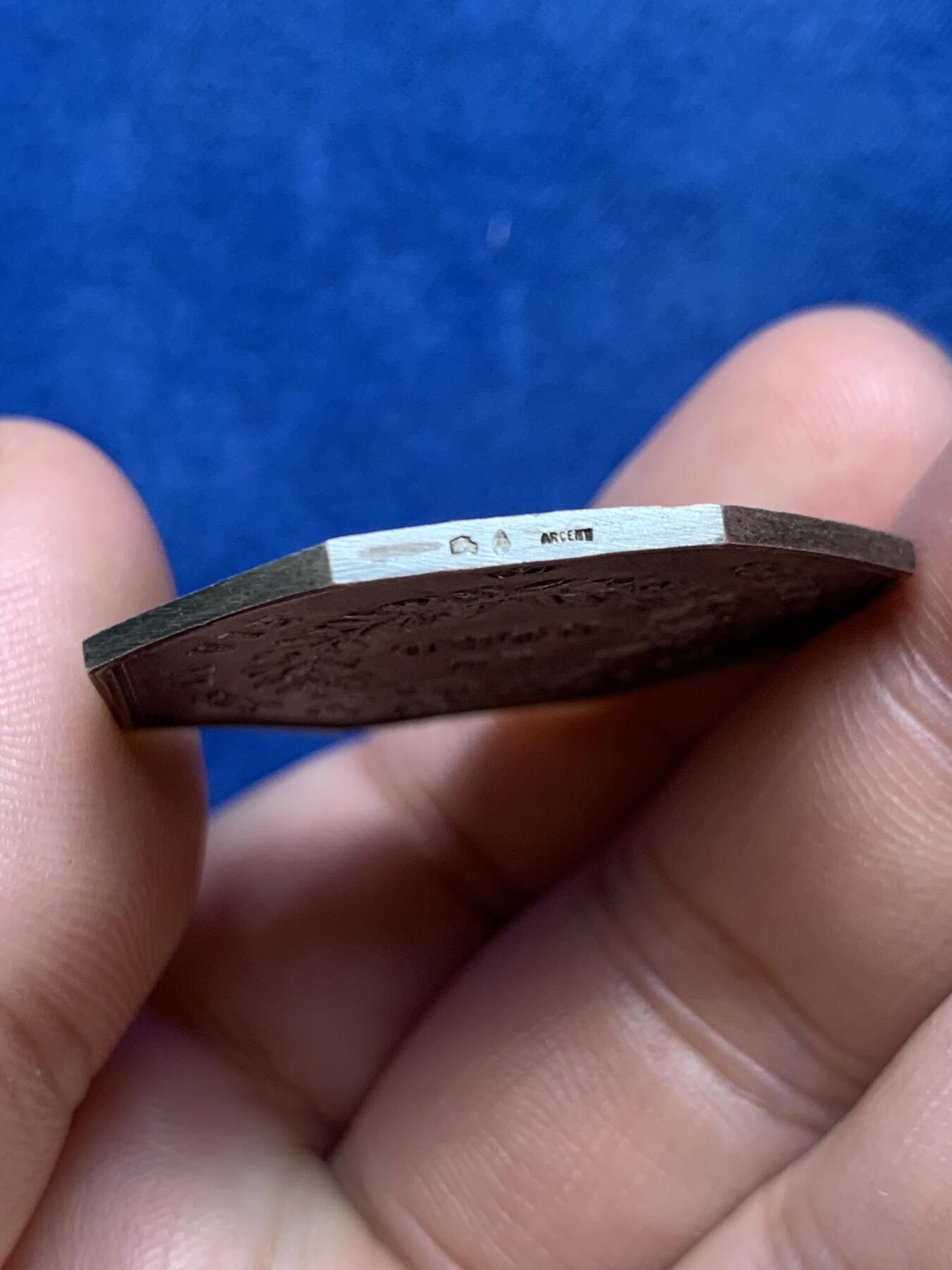 《竞宝斋》第291场- 周日，周一，周二 3场连拍 （全场包邮） 法国人寿保险八角银质代币 14.6克 35.2mm 猪头+菱形