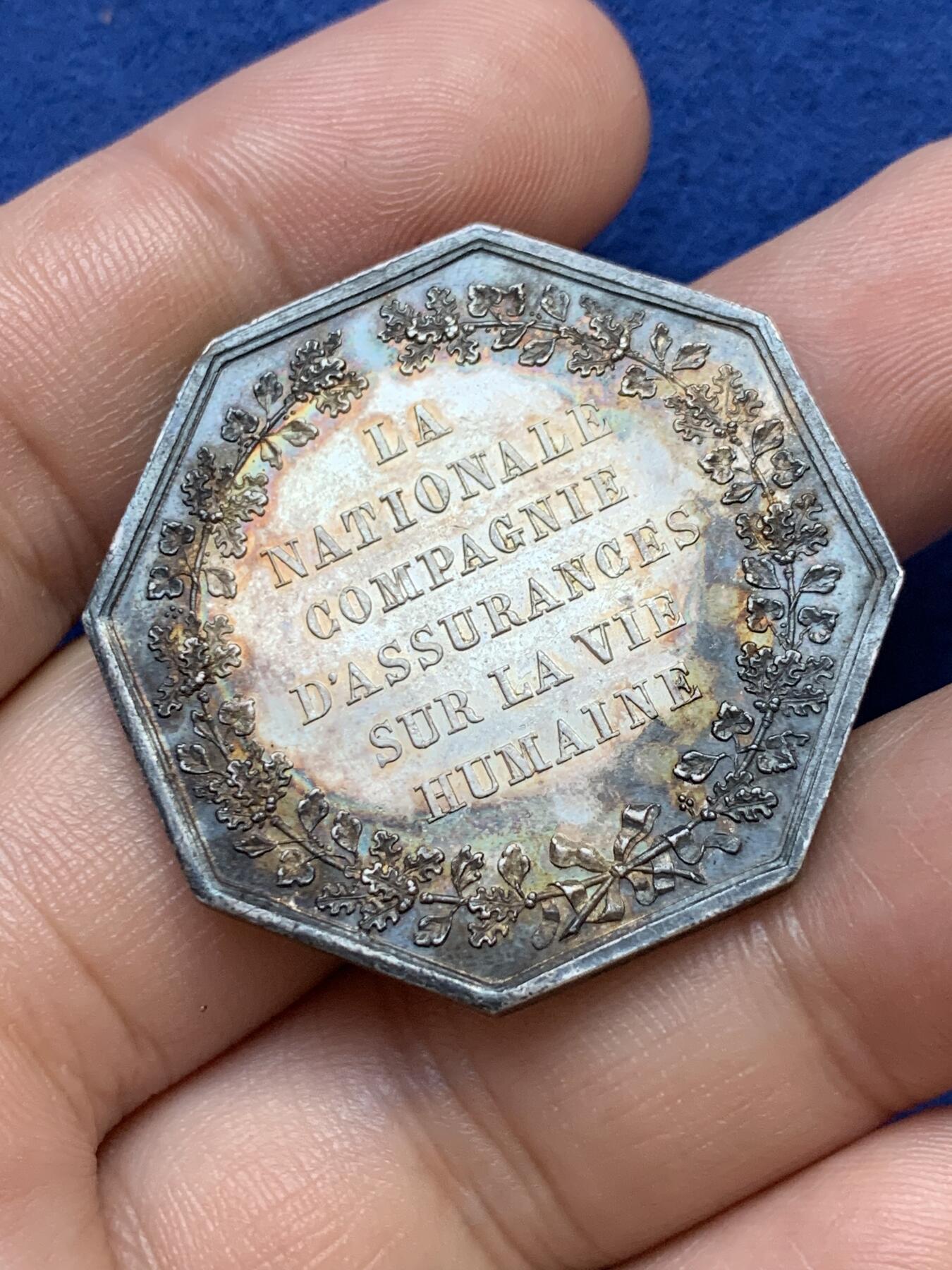 《竞宝斋》第291场- 周日，周一，周二 3场连拍 （全场包邮） 法国八角银章，法国人寿保险公司，19.32g，36mm，蜜蜂边铭