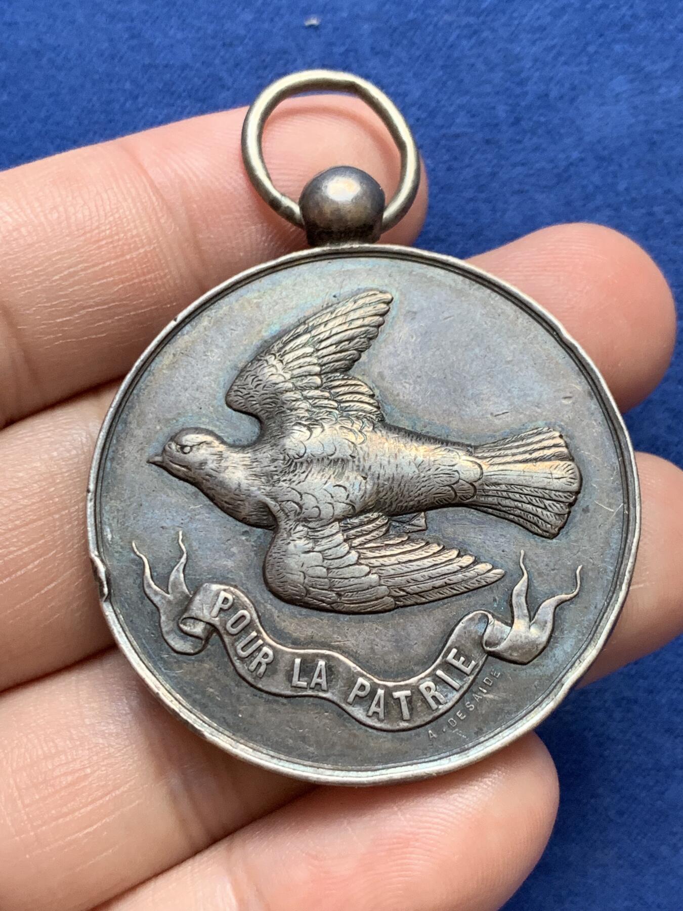 《竞宝斋》第291场- 周日，周一，周二 3场连拍 （全场包邮） 法国鸽子协会银章，铭文：为了祖国，37.53g，41.8mm，丰饶角边铭