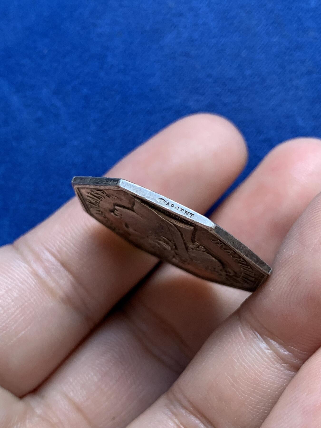 《竞宝斋》第291场- 周日，周一，周二 3场连拍 （全场包邮） 法国阿根廷日报八角银章 直径30.5克 重13.1克 手指边铭