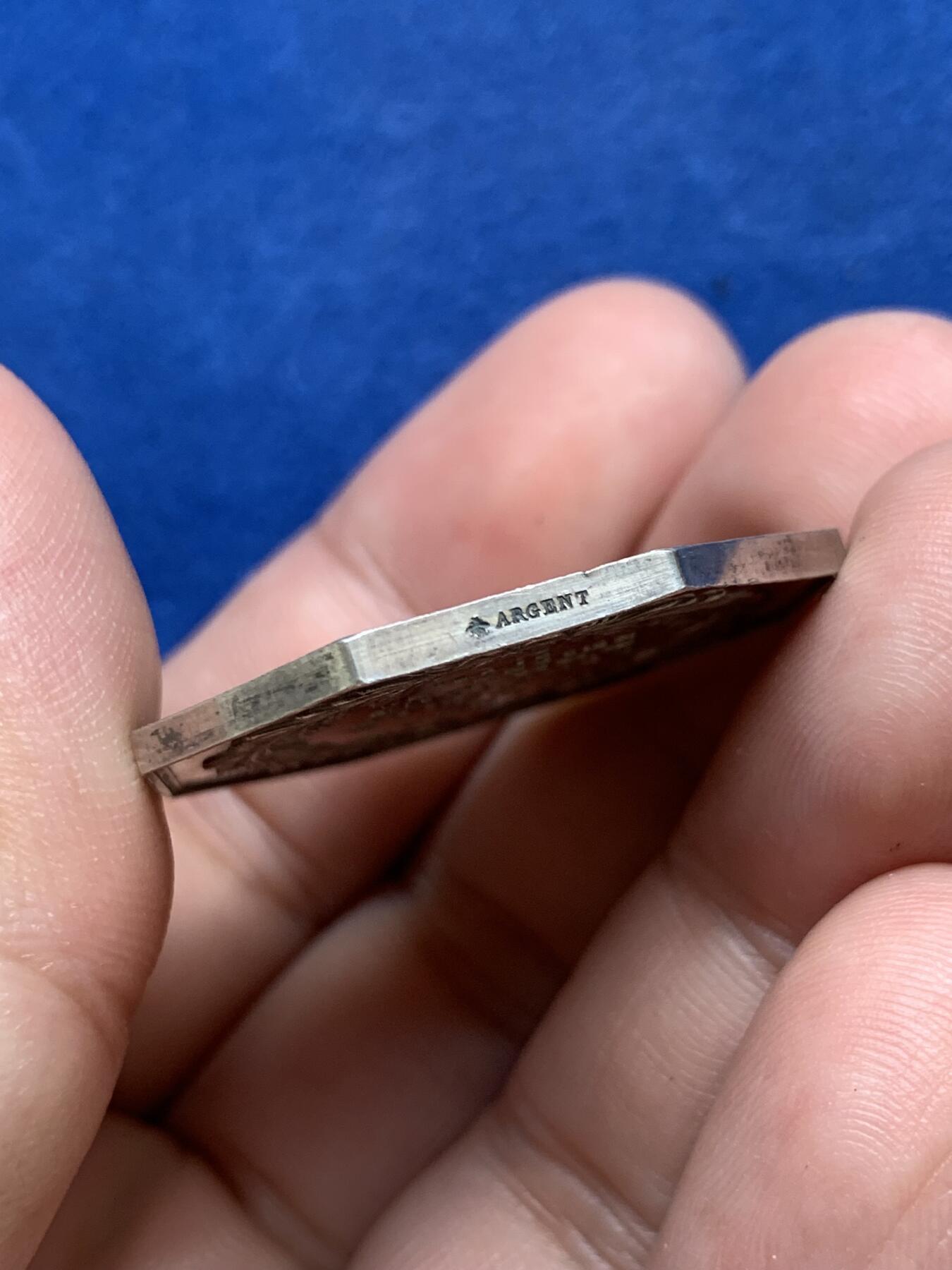 《竞宝斋》第291场- 周日，周一，周二 3场连拍 （全场包邮） 法国亚眠商会八角银jeton，人物头像为让·巴蒂斯特·科尔伯特，路易十四期间卓越的政治家财政大臣，33.6mm，18克，蜜蜂+ARGENT边铭