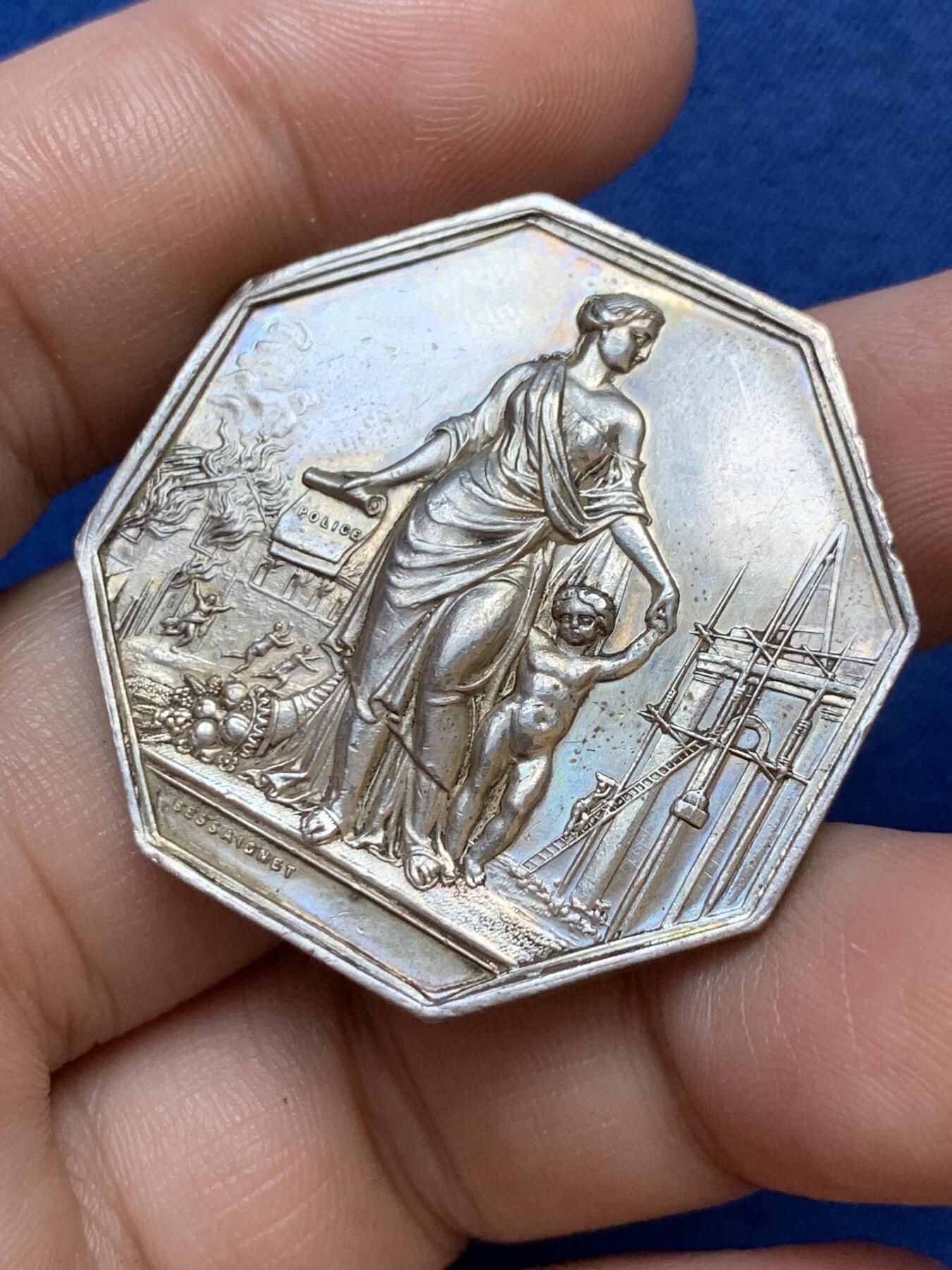 《竞宝斋》第291场- 周日，周一，周二 3场连拍 （全场包邮） 法国火灾保险八角银质代币 底板光洁人物细致非常不错的品种 21.44克 36.8mm