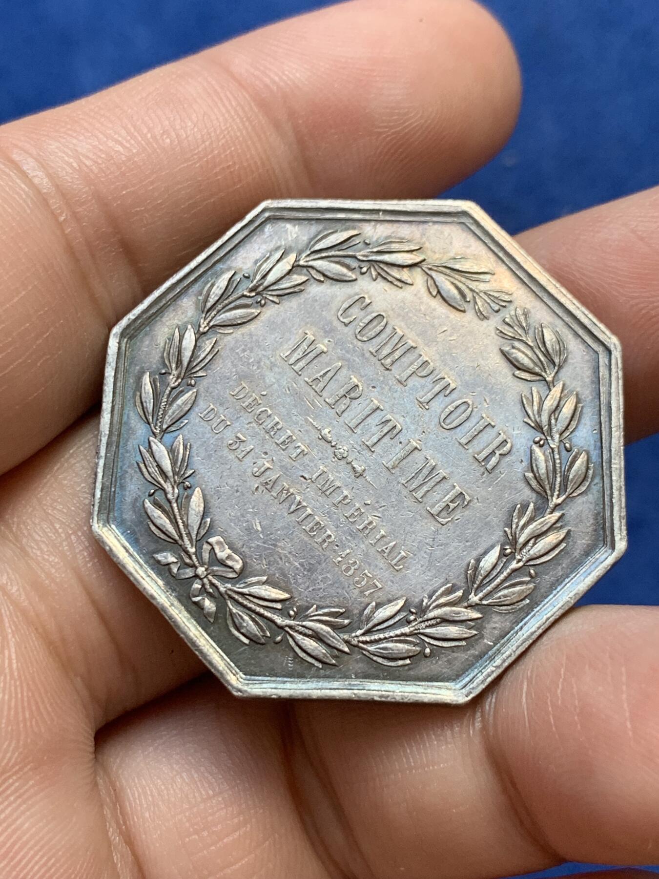 《竞宝斋》第291场- 周日，周一，周二 3场连拍 （全场包邮） 法国海上保险公司八角银质代币，擅长帆船雕刻的stern作品，18.79g，36.7mm，手指边铭