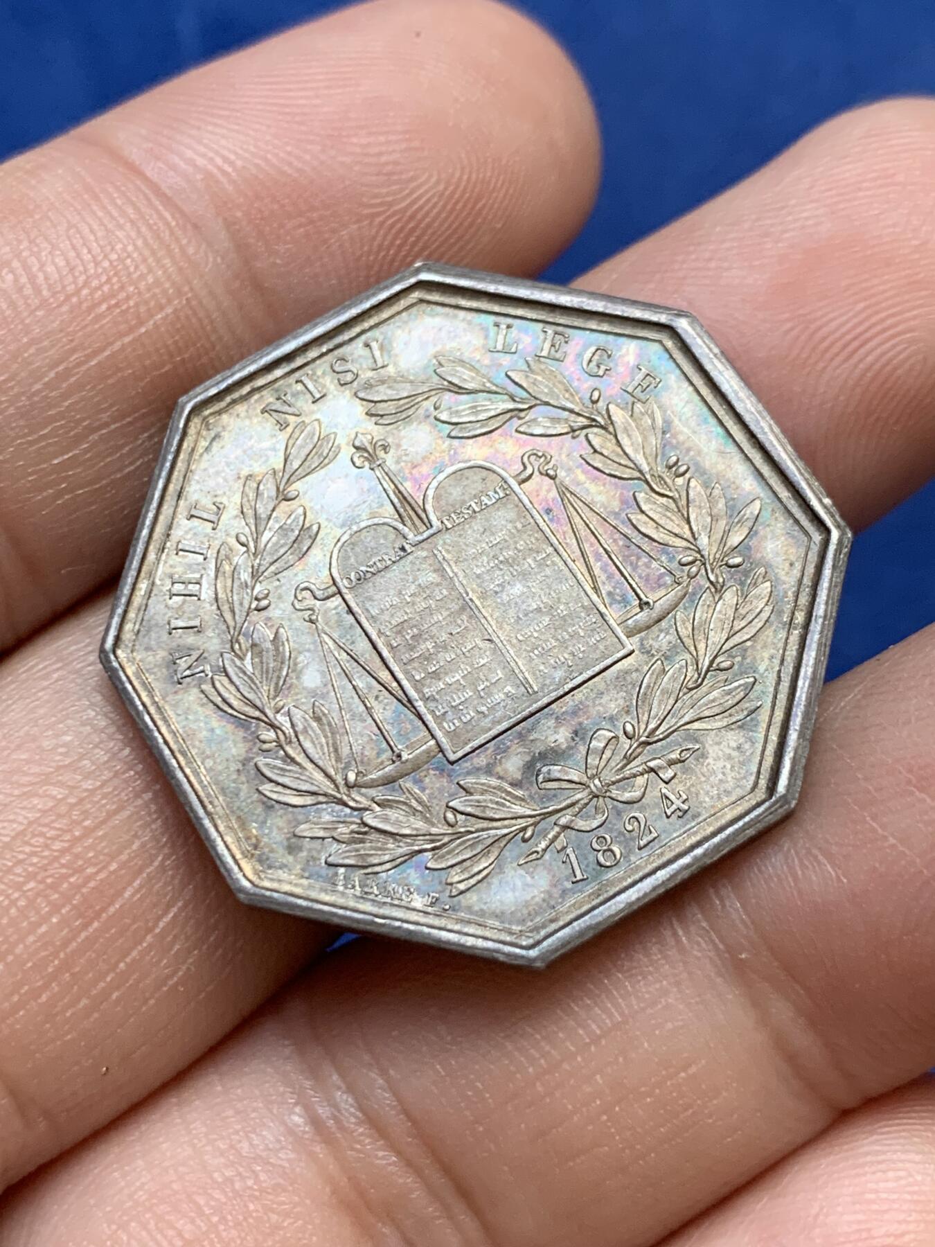 《竞宝斋》第291场- 周日，周一，周二 3场连拍 （全场包邮） 法国普罗旺斯公证人八角银质代币，12.05g，30.5mm，油灯边铭