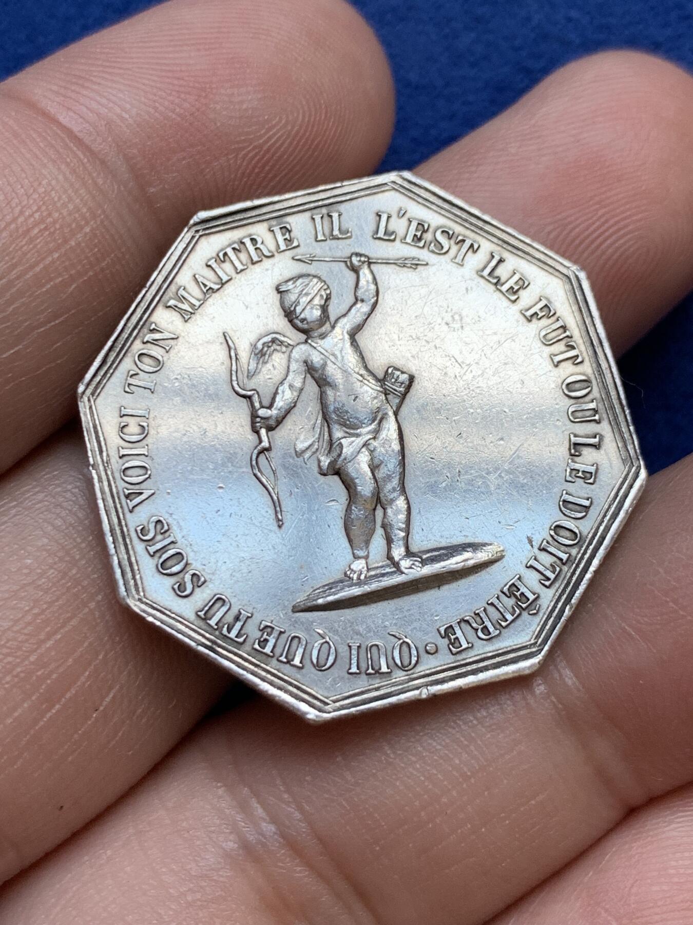 《竞宝斋》第291场- 周日，周一，周二 3场连拍 （全场包邮） 法国宫廷游戏八角银章 丘比特和舞者 30.3mm 11.9g 早期油灯边铭 稀缺品种