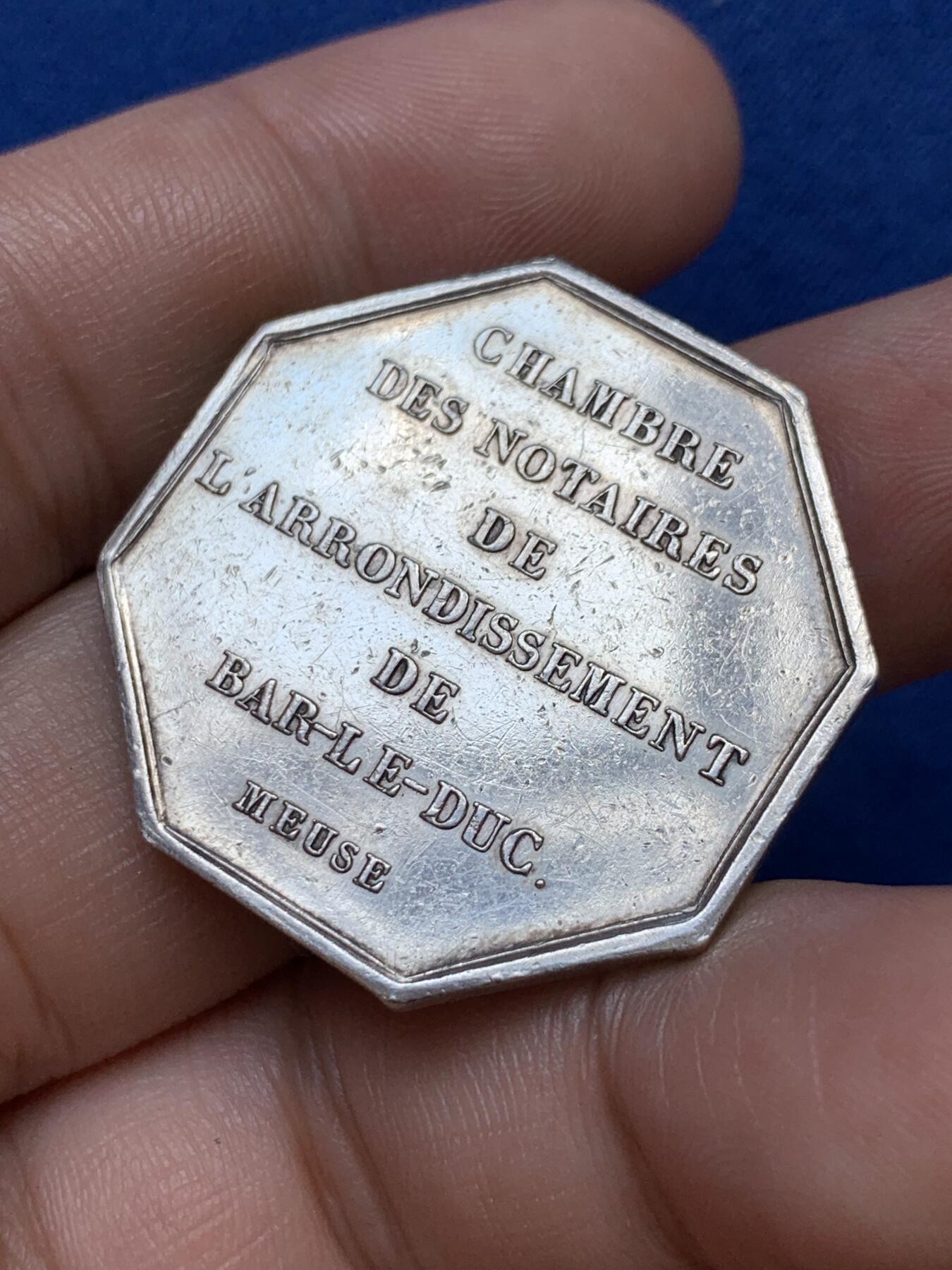 《竞宝斋》第291场- 周日，周一，周二 3场连拍 （全场包邮） 法国巴勒杜克公证人八角银质代币，17.15g，32.6mm，手指边铭