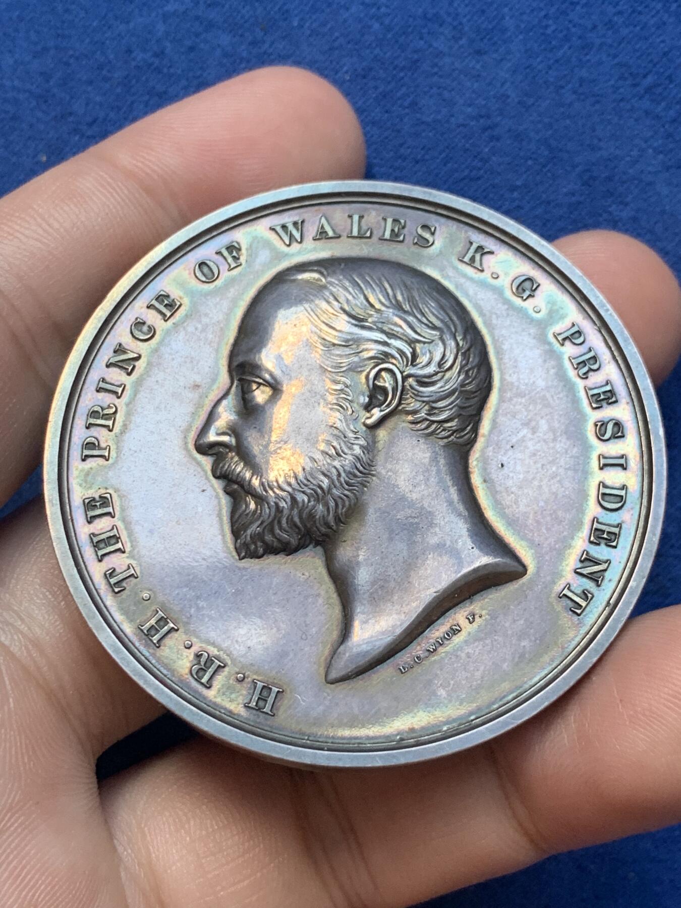 《竞宝斋》第291场- 周日，周一，周二 3场连拍 （全场包邮） 英国伦敦城市行业协会银章，威尔士亲王，未来的爱德华七世，74.85g，51.3mm