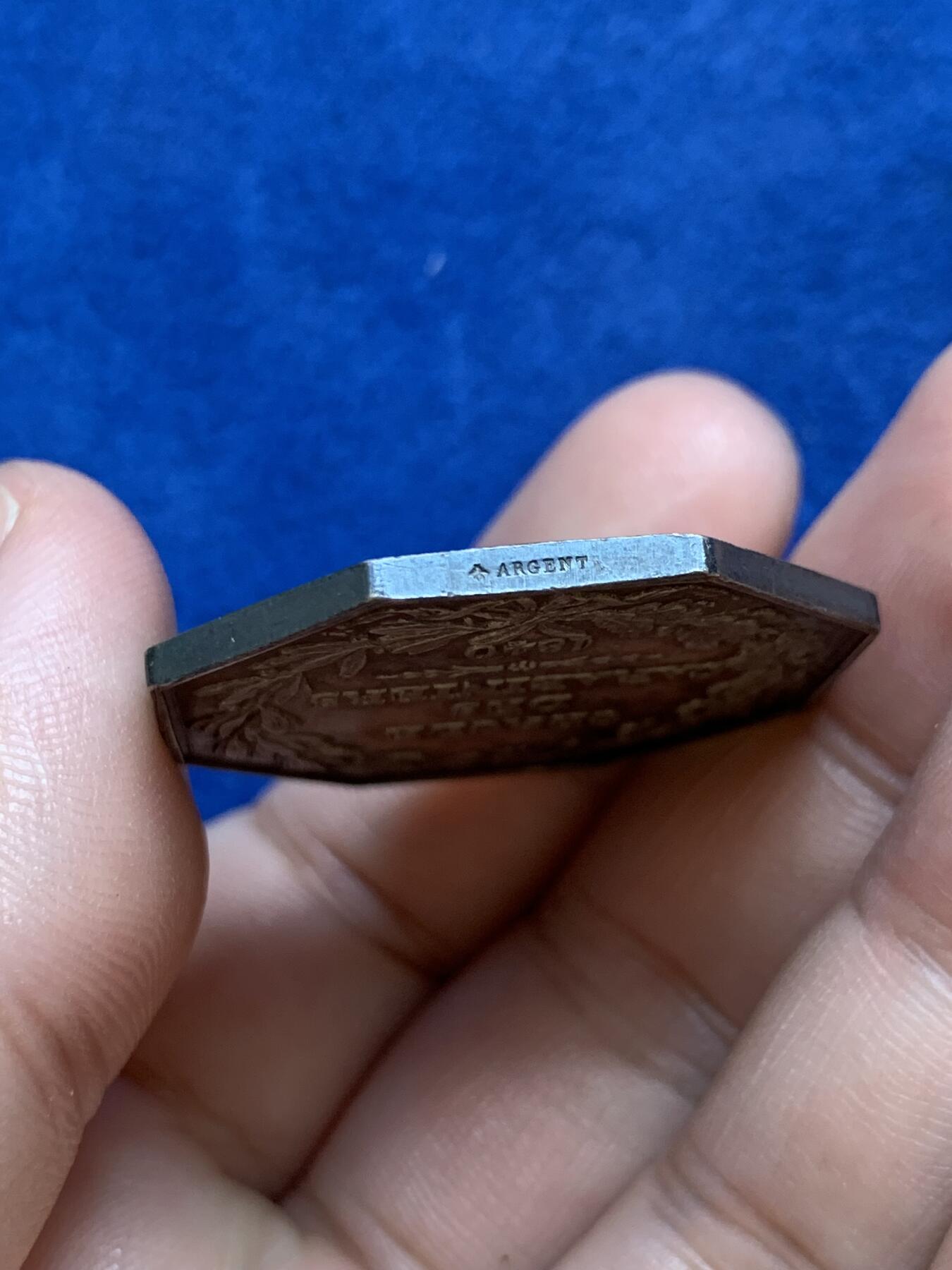 《竞宝斋》第291场- 周日，周一，周二 3场连拍 （全场包邮） 法国1840卡宾枪环八角银质代币 18.05克 35mm 蜜蜂边铭