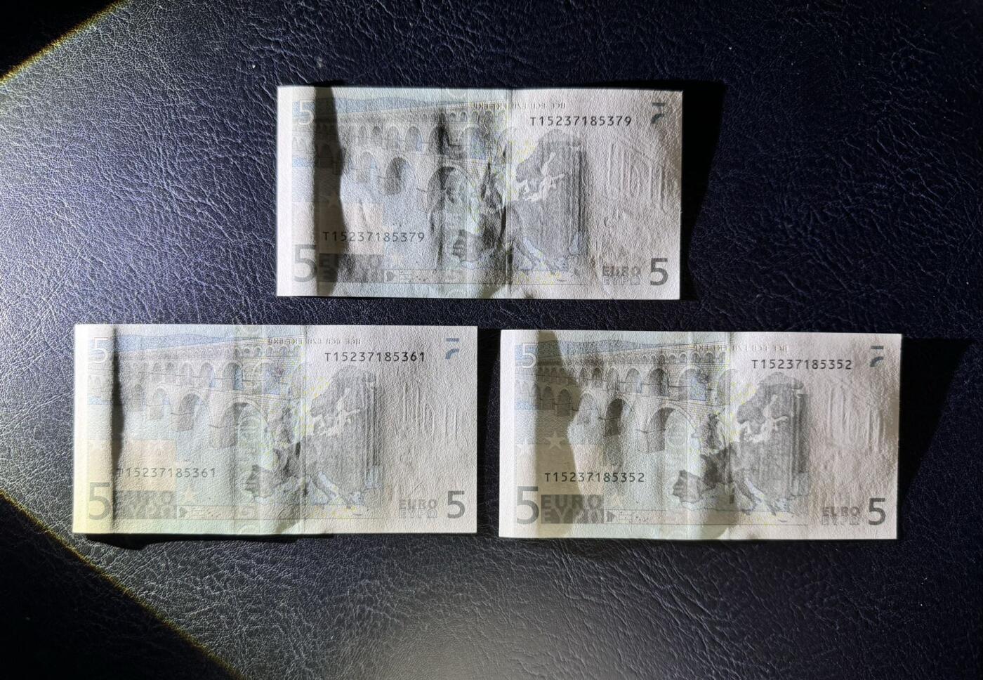 收藏联盟Quantum Auction 第363期拍卖  欧盟国家爱尔兰2002年第二签名5元三张 品相UNC 票面点钞痕 号码无4 较稀少