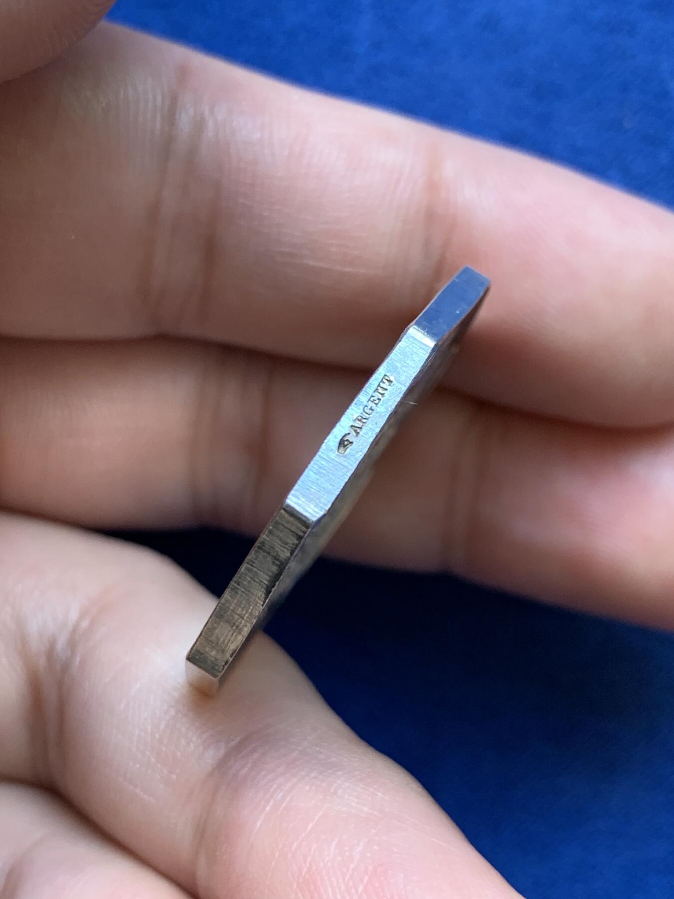 《竞宝斋》第291场- 周日，周一，周二 3场连拍 （全场包邮） 法国roanne农业部门八角银章 尺寸30.8 克重13.5克 手指边铭 镜面品相