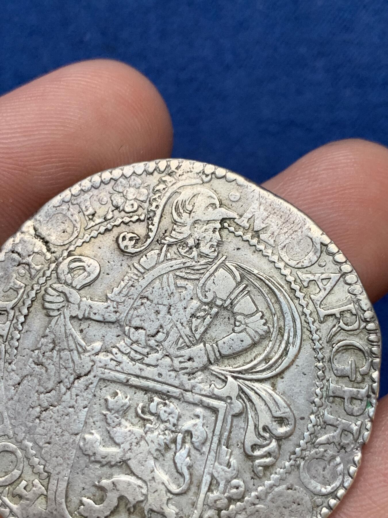 《竞宝斋》第290场- 周日，周一，周二 3场连拍 （全场包邮） 荷兰1616狮洋大银币 正面是站立大狮子 背面是戎装武士 武士人脸清晰 非常难得