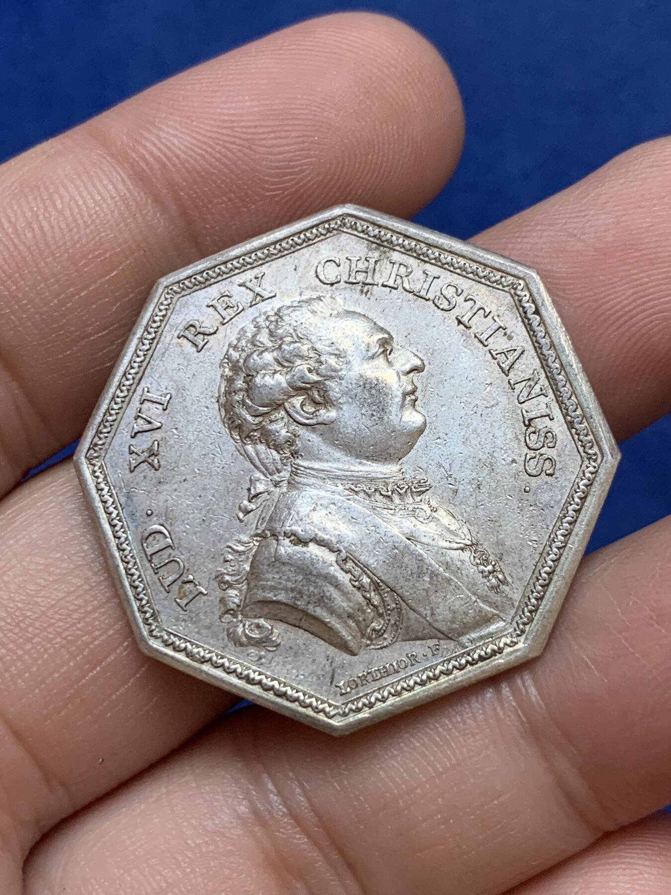 《竞宝斋》第291场- 周日，周一，周二 3场连拍 （全场包邮） 法国八角银质代币，路易十六头像圣灵勋章，14.78g，33.5mm，早期无边铭