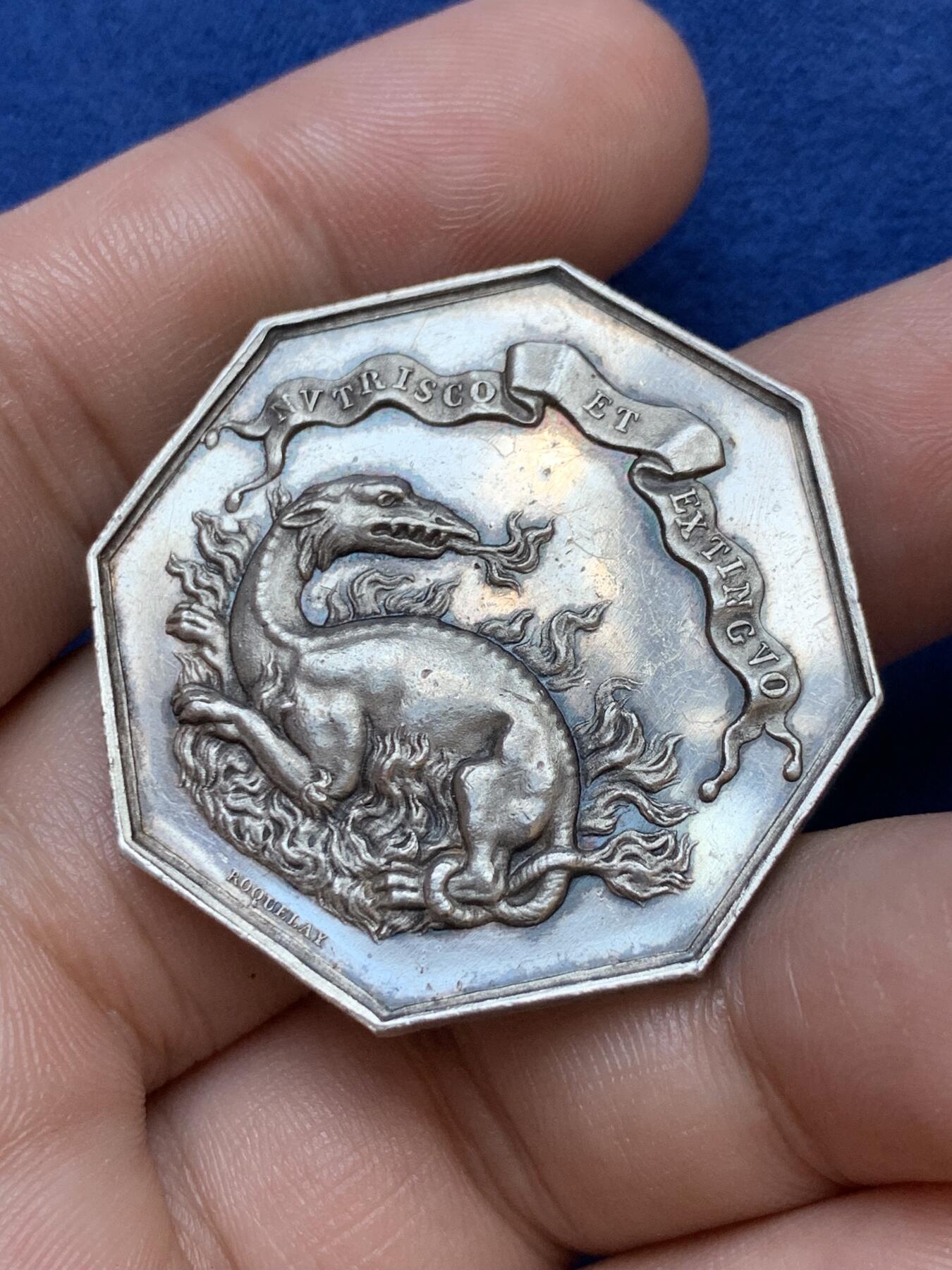 《竞宝斋》第291场- 周日，周一，周二 3场连拍 （全场包邮） 法国卢瓦尔-谢尔省火灾保险公司八角银质代币，避火兽大火龙，21.59g，36.6mm，手指边铭