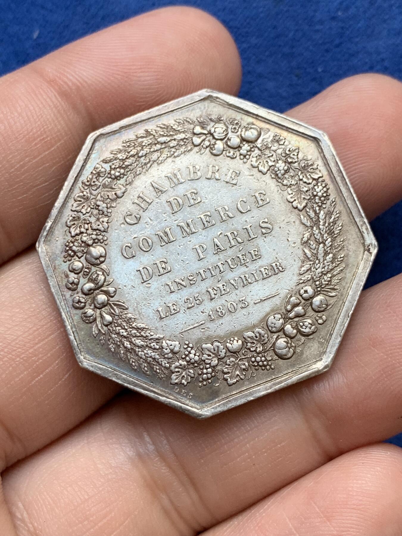 《竞宝斋》第291场- 周日，周一，周二 3场连拍 （全场包邮） 法国1803巴黎商会八角银质代币 20.1克 36.4mm 神灯边铭