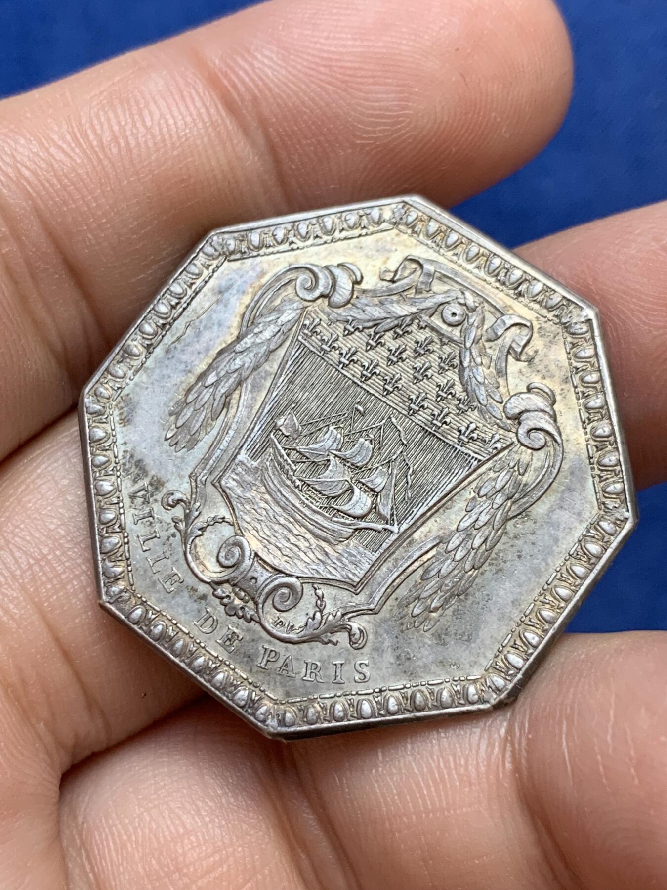 《竞宝斋》第291场- 周日，周一，周二 3场连拍 （全场包邮） 法国八角银质代币，巴黎市政厅，15.24g，34mm，早期无边铭