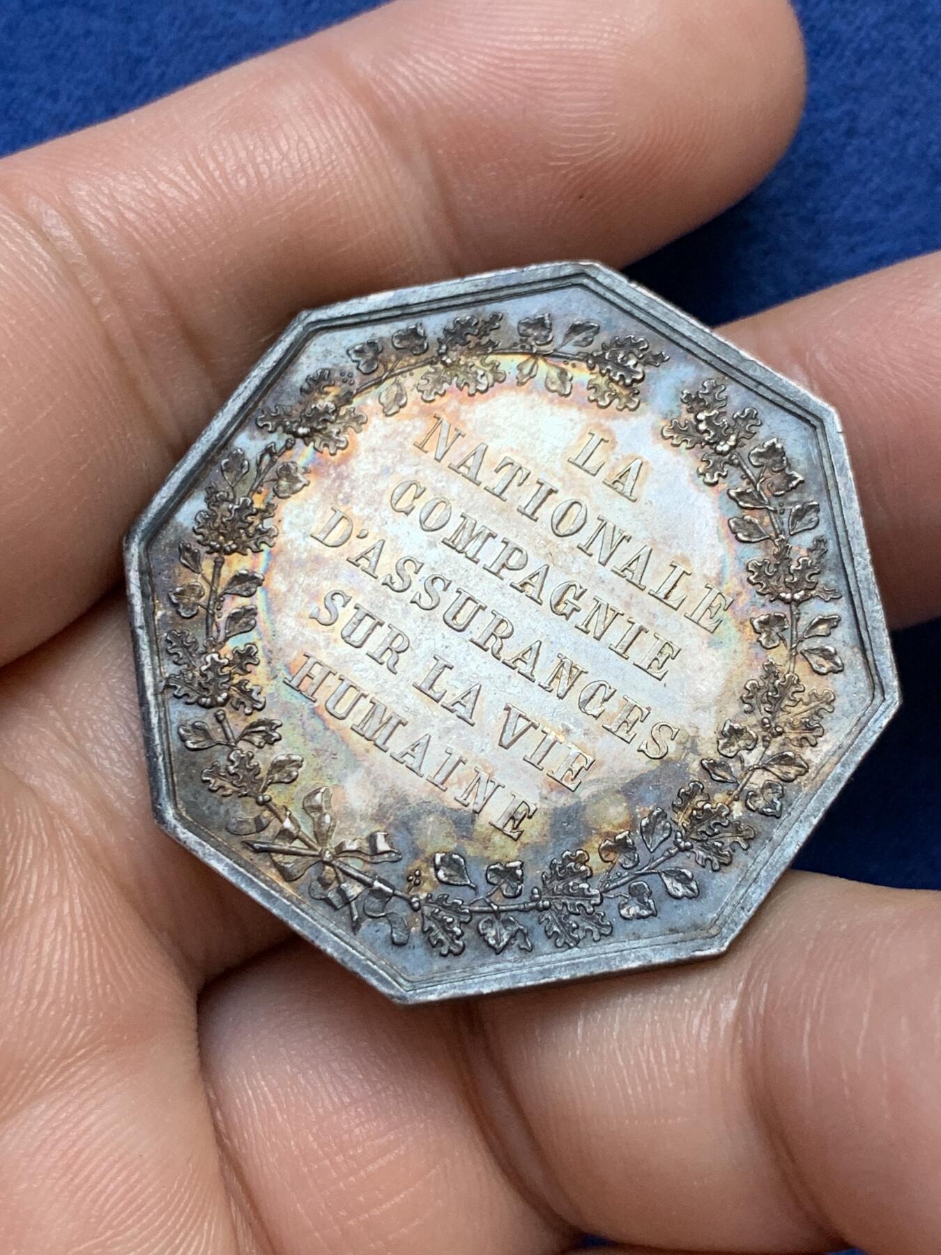 《竞宝斋》第291场- 周日，周一，周二 3场连拍 （全场包邮） 法国八角银章，法国人寿保险公司，19.32g，36mm，蜜蜂边铭