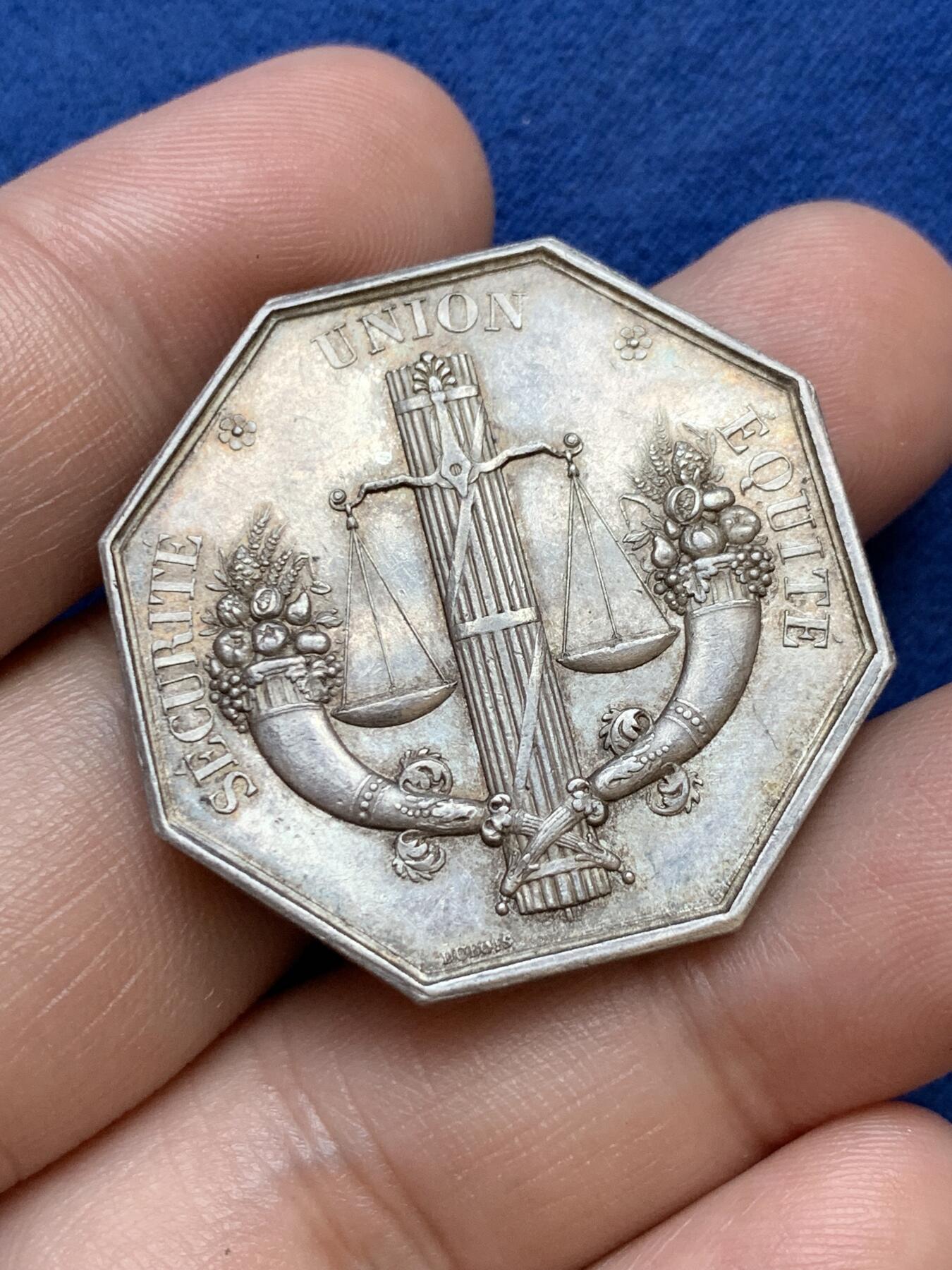 《竞宝斋》第291场- 周日，周一，周二 3场连拍 （全场包邮） 1838年法国圣克洛德火灾互助保险八角银jeton，铭文：安全，联盟，公平，34.7mm，19.26克，早期船首+ARGENT边铭（1842-1845）