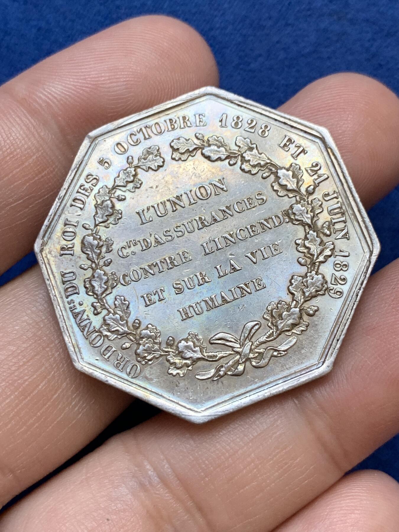 《竞宝斋》第291场- 周日，周一，周二 3场连拍 （全场包邮） 法国火灾保险八角银质代币 底板光洁人物细致非常不错的品种 21.44克 36.8mm