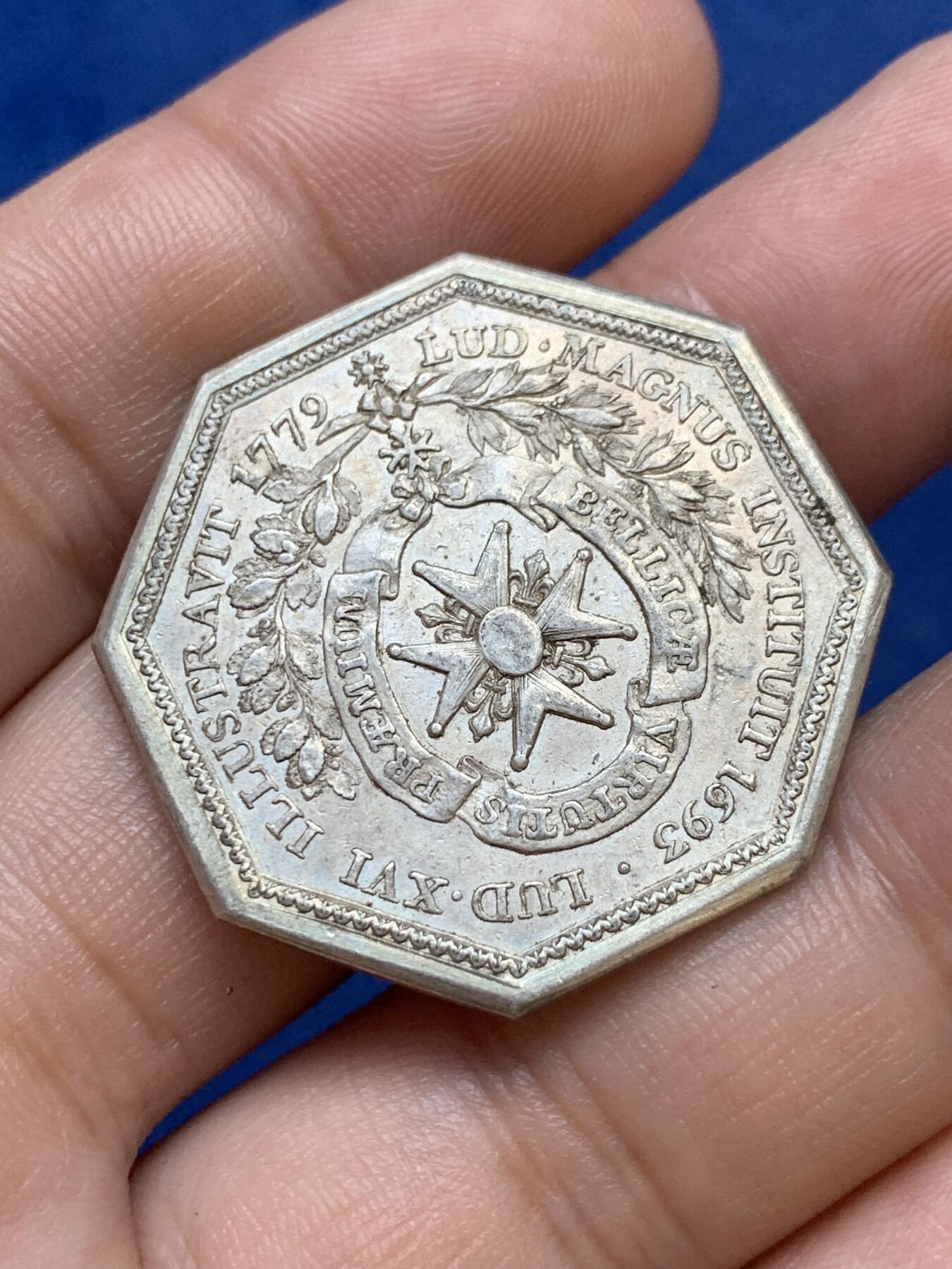 《竞宝斋》第291场- 周日，周一，周二 3场连拍 （全场包邮） 法国八角银质代币，路易十六头像圣灵勋章，14.78g，33.5mm，早期无边铭