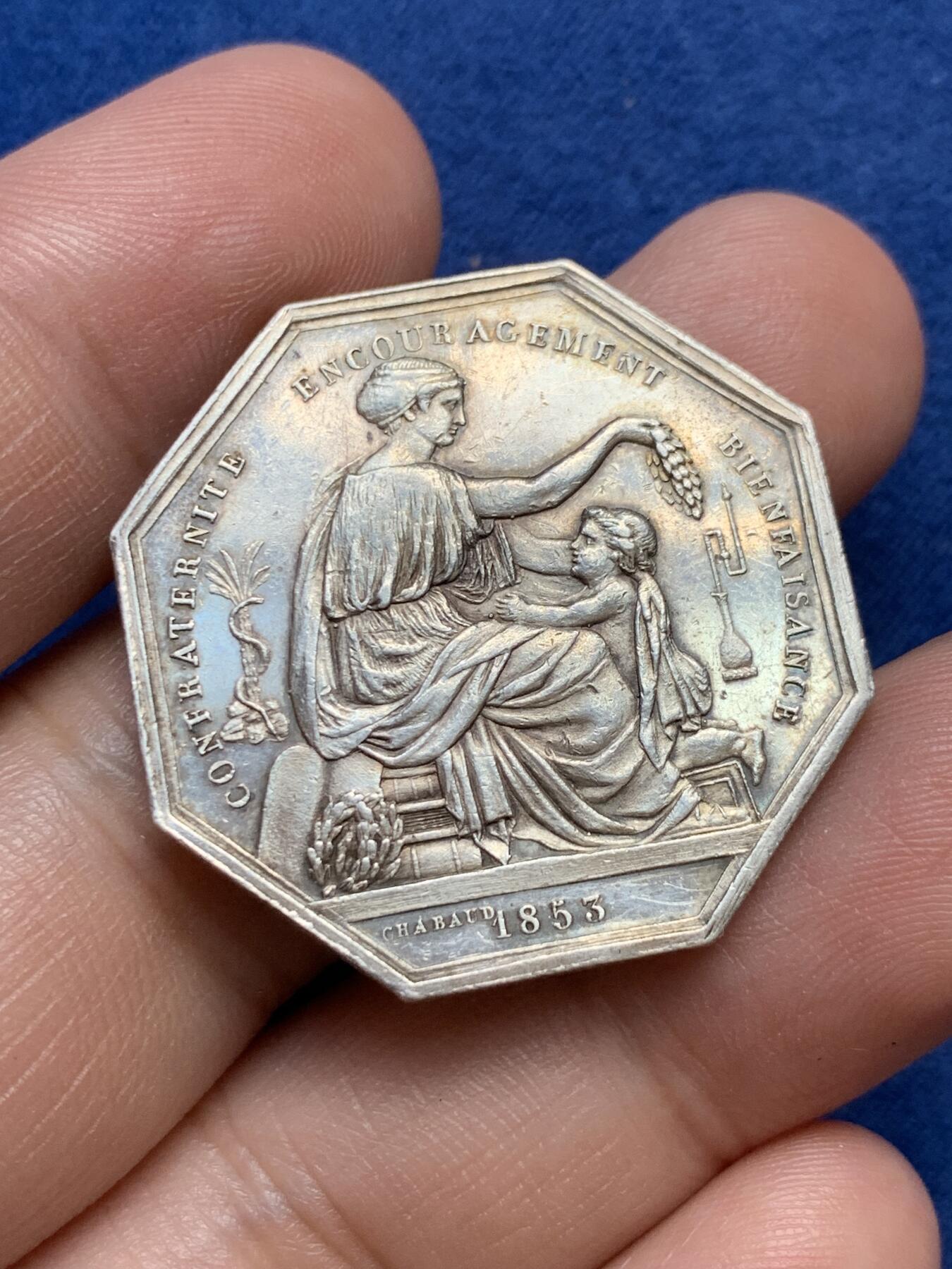 《竞宝斋》第291场- 周日，周一，周二 3场连拍 （全场包邮） 法国1824塞纳河药剂师协会八角代用银币 13.9克 蜜蜂边铭