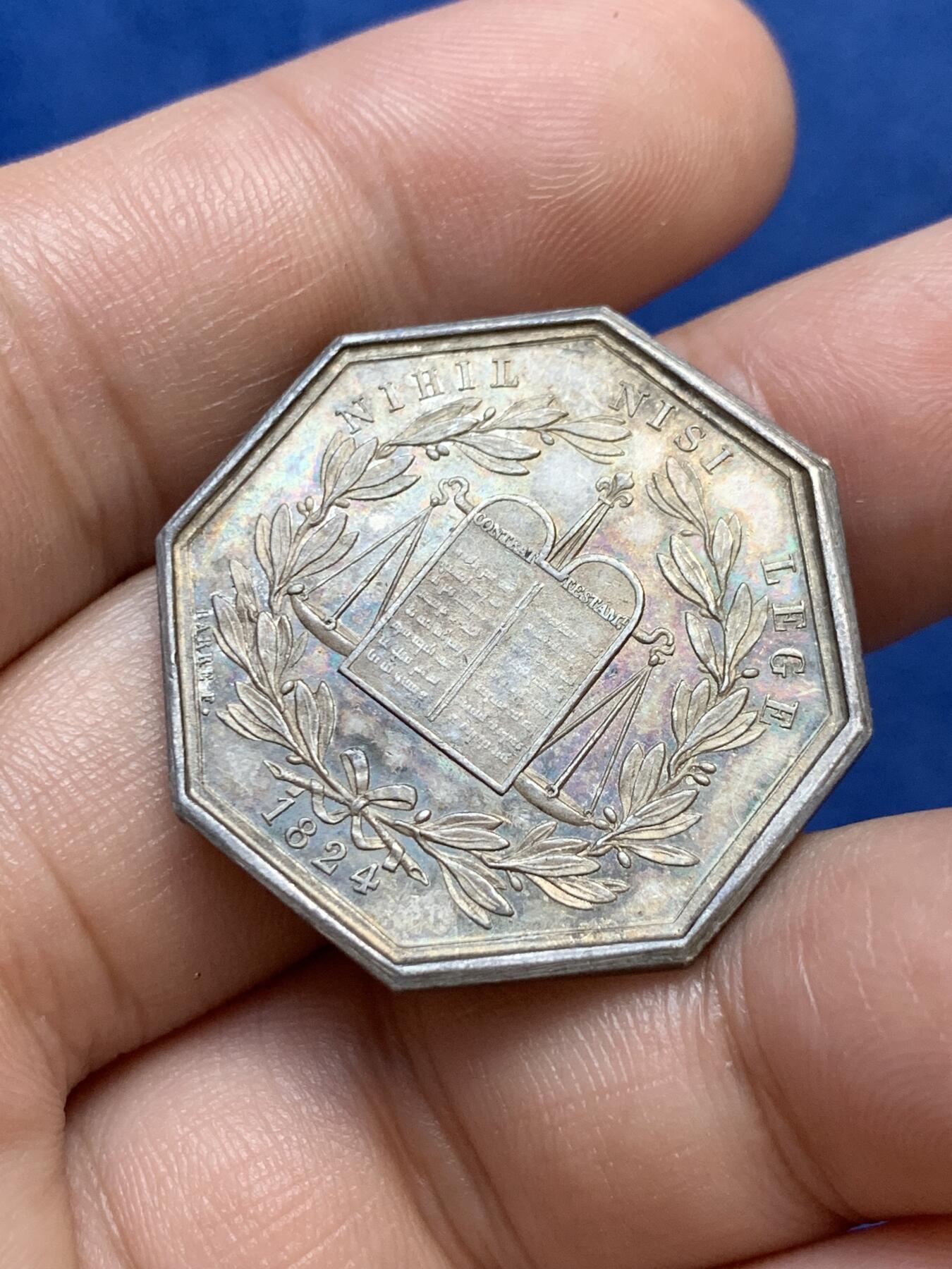 《竞宝斋》第291场- 周日，周一，周二 3场连拍 （全场包邮） 法国普罗旺斯公证人八角银质代币，12.05g，30.5mm，油灯边铭