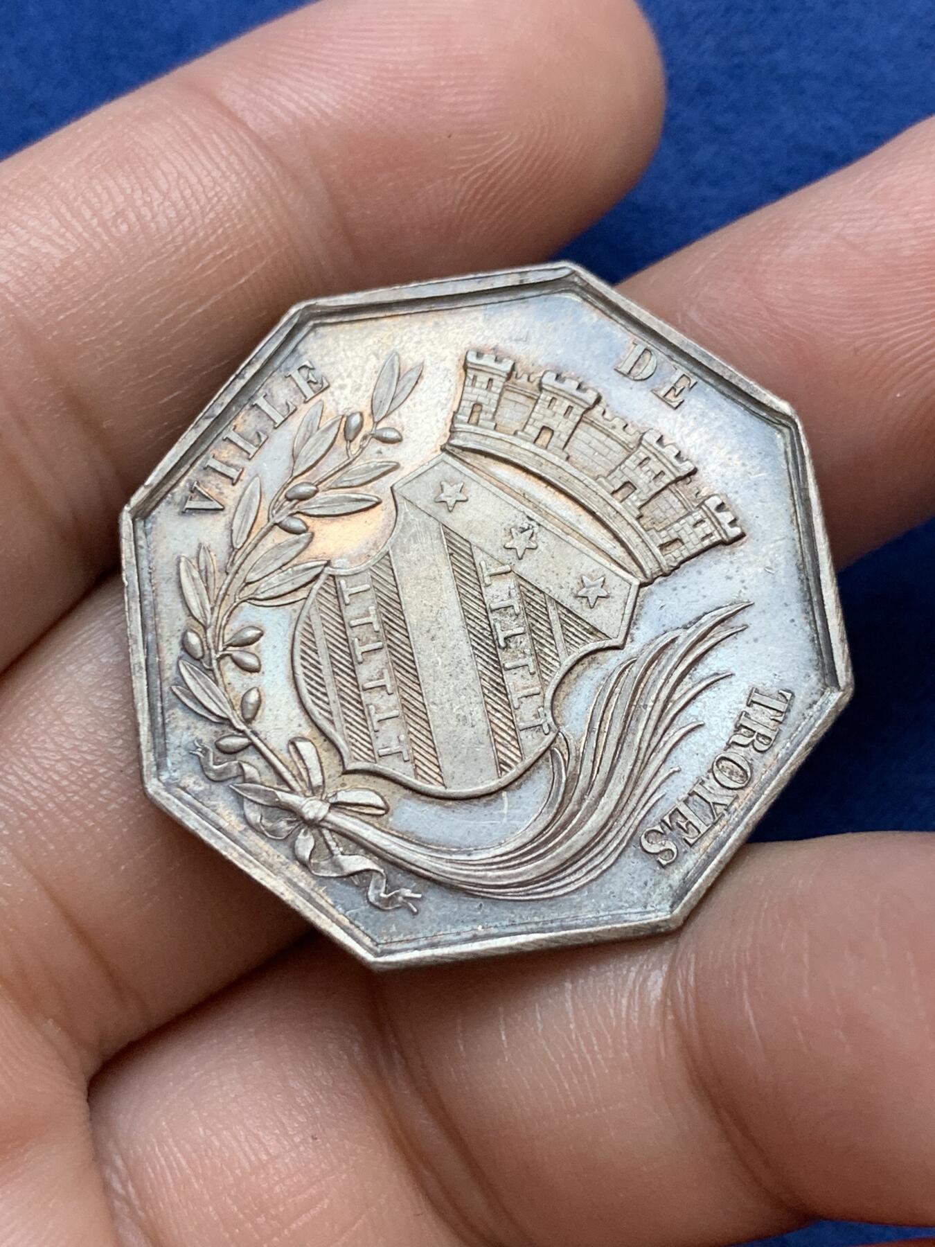 《竞宝斋》第291场- 周日，周一，周二 3场连拍 （全场包邮） 法国特鲁瓦燃气照明公司火炬女神八角银jeton，32.6mm，15.13克，手指+ARGENT边铭