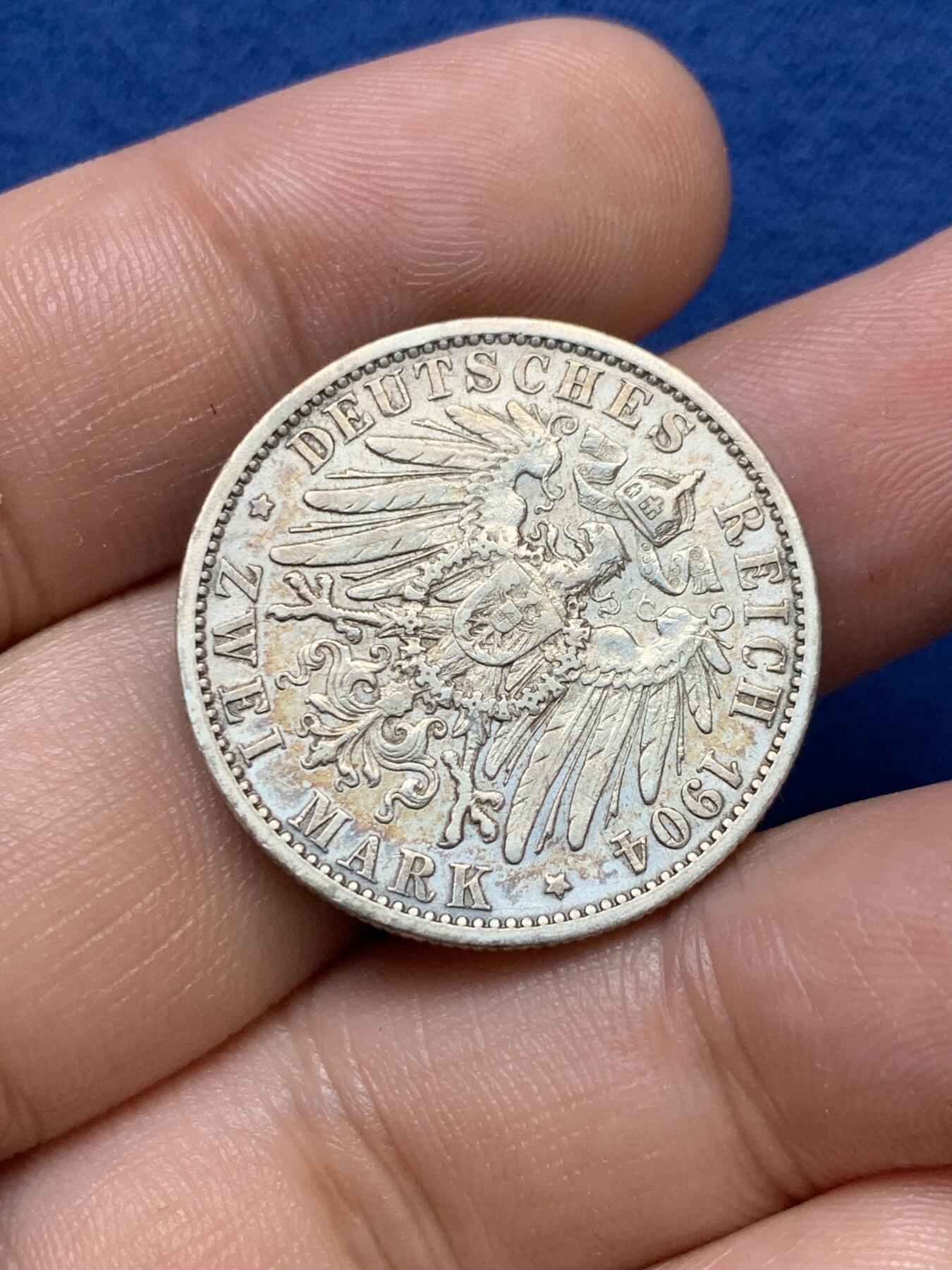 《竞宝斋》第290场- 周日，周一，周二 3场连拍 （全场包邮） 德国 1904年 普鲁士 威廉二世 流通版 2马克 银币 XF-AU品相 淡黄彩