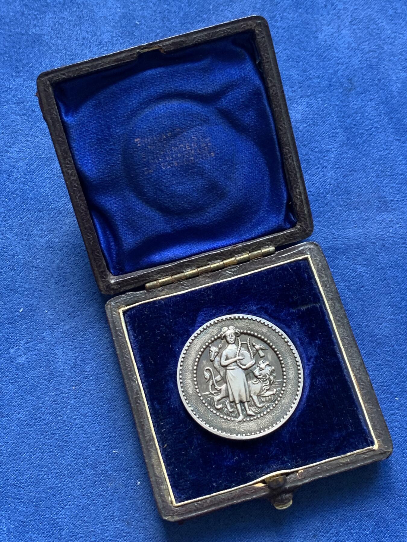 《竞宝斋》第291场- 周日，周一，周二 3场连拍 （全场包邮） 英国伯克郡白金汉郡奥克森市音乐节银质奖章，13.78g，32.7mm