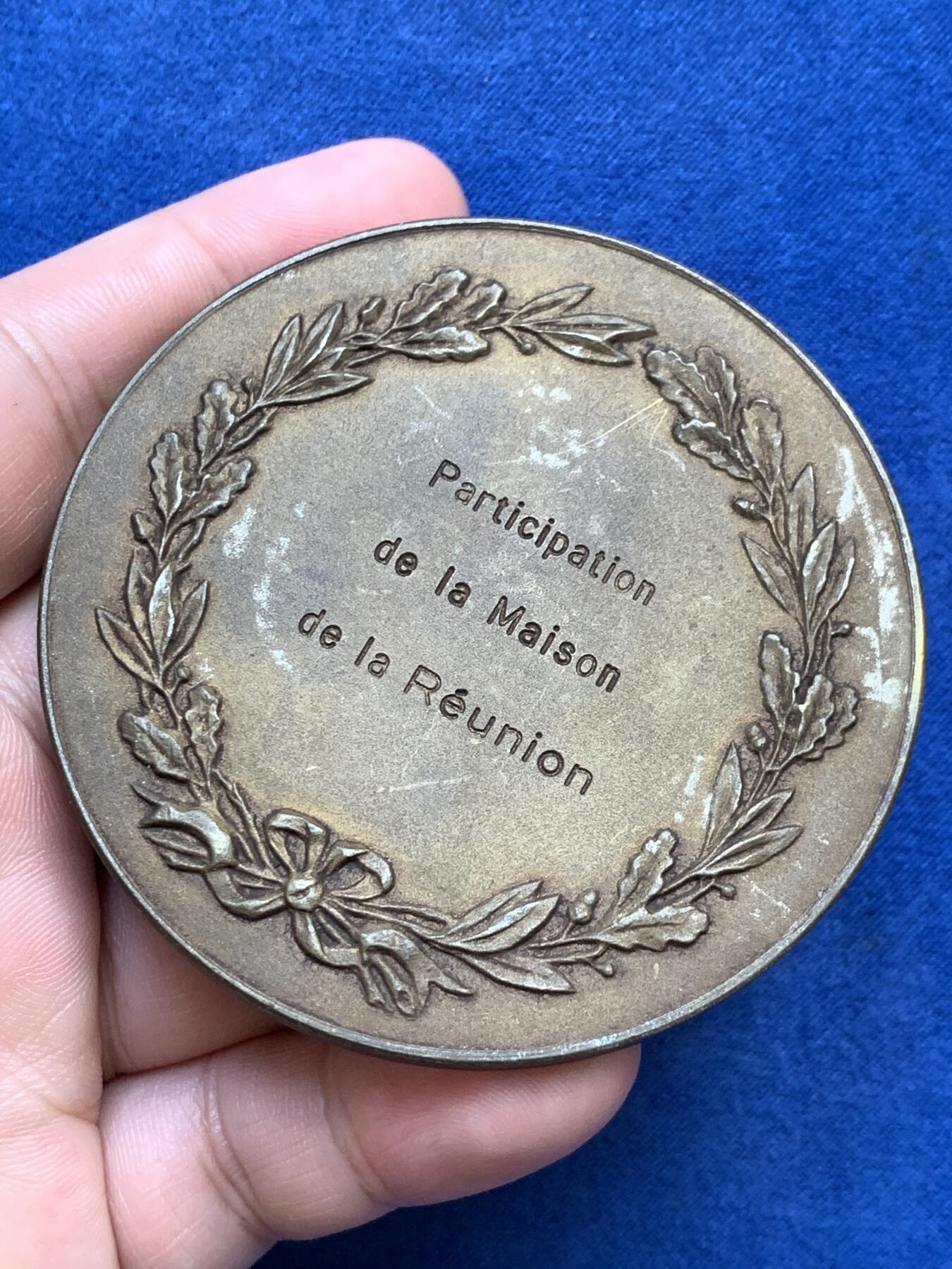 《竞宝斋》第291场- 周日，周一，周二 3场连拍 （全场包邮） 法国1974年巴黎博览会铜章，146.72g，69.3mm，无边铭