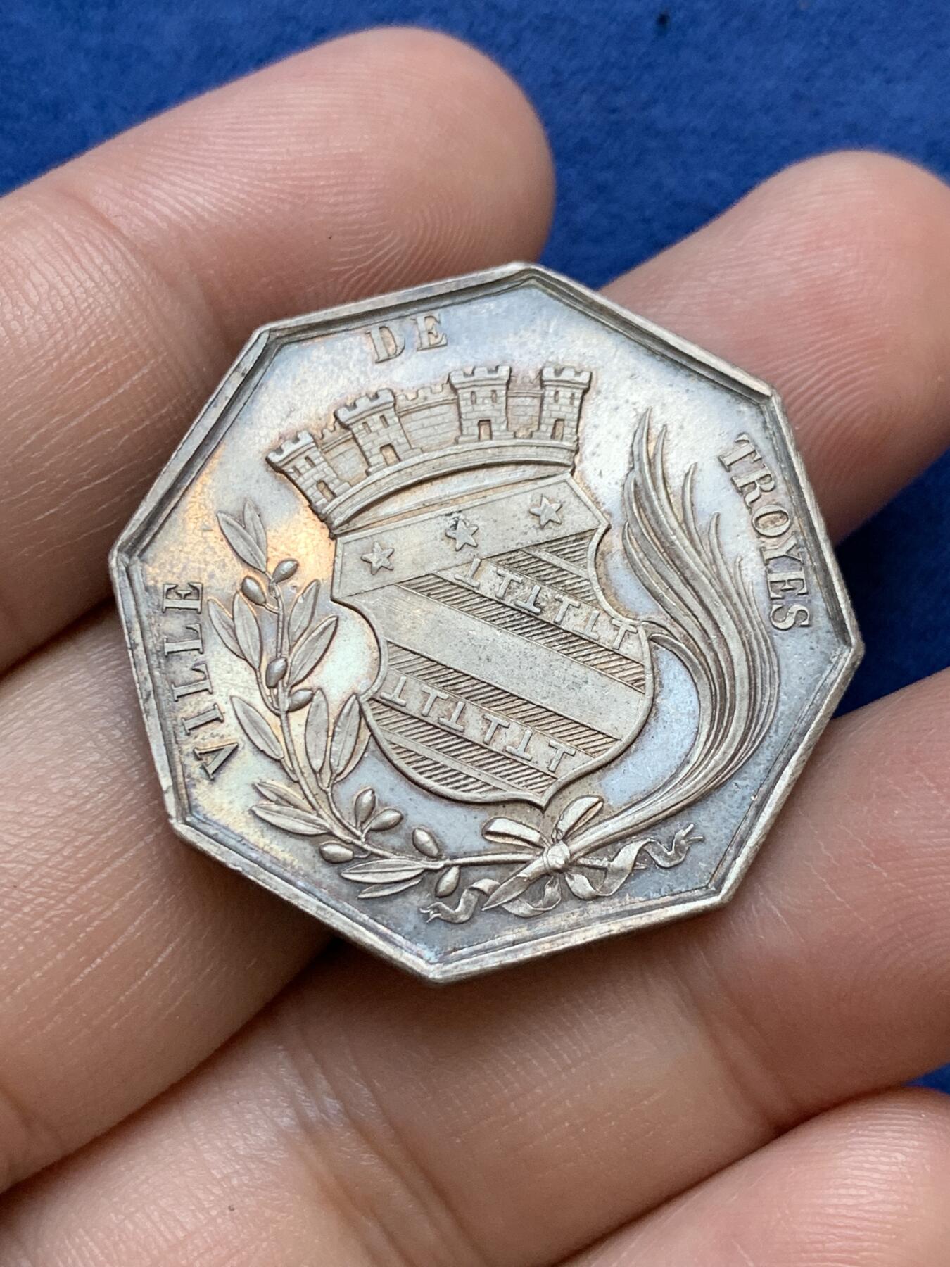 《竞宝斋》第291场- 周日，周一，周二 3场连拍 （全场包邮） 法国特鲁瓦燃气照明公司火炬女神八角银jeton，32.6mm，15.13克，手指+ARGENT边铭