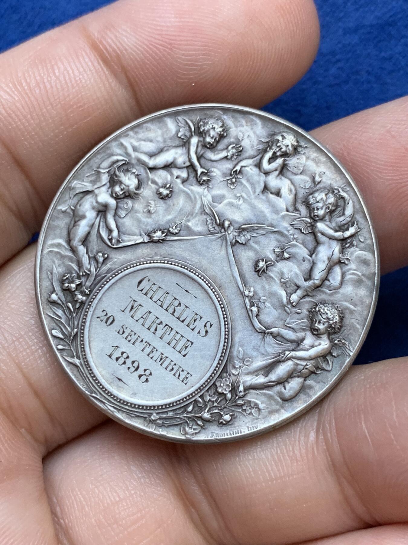 《竞宝斋》第291场- 周日，周一，周二 3场连拍 （全场包邮） 法国名誉BOTTEE五个小天使最美婚章 1898年结婚纪念 22.63克 36mm